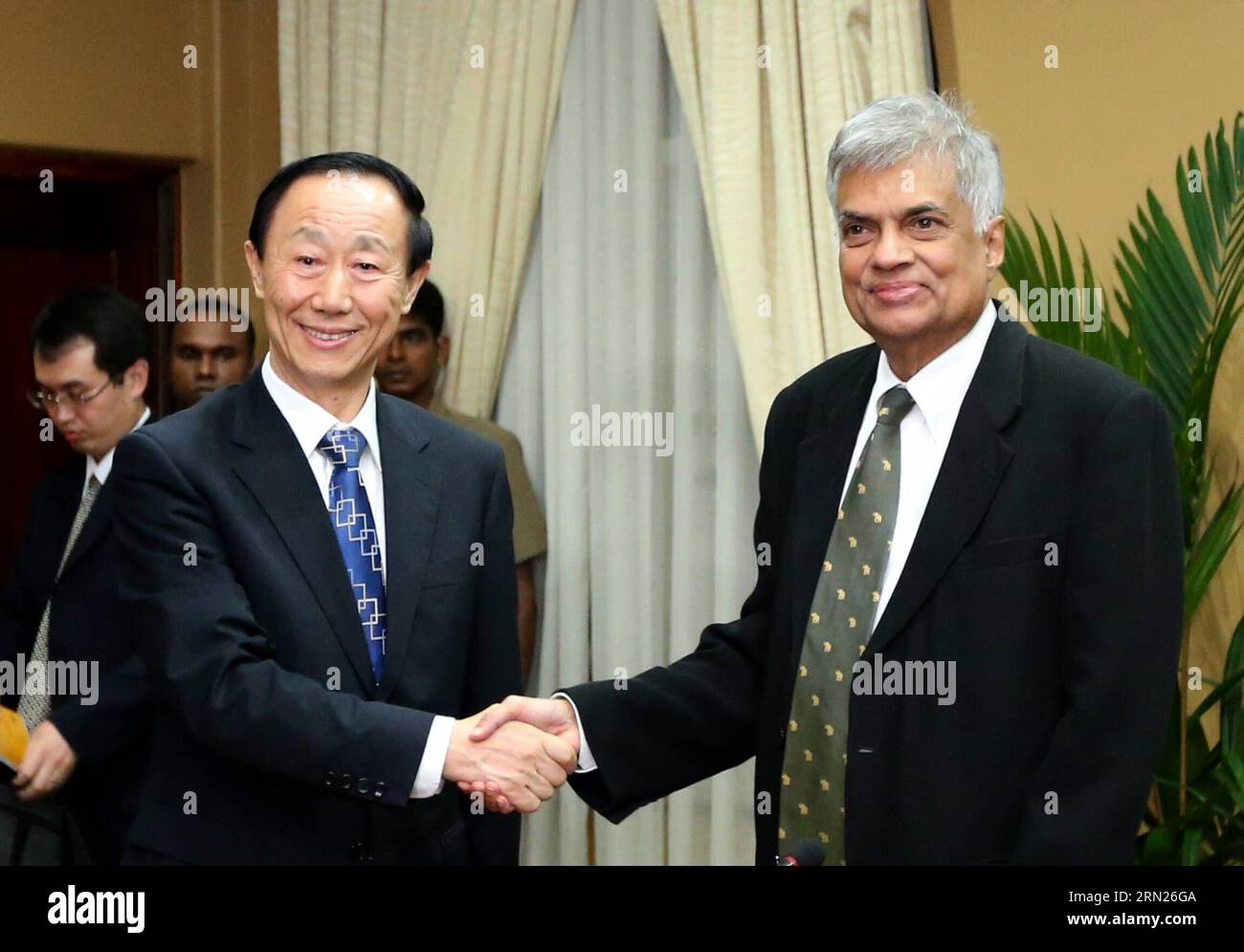 (150212) -- COLOMBO, 12 febbraio 2014 -- il primo ministro dello Sri Lanka Ranil Wickremesinghe (R) stringe la mano a Wang Jiarui, vicepresidente del Comitato nazionale della Conferenza consultiva politica del popolo cinese, a Colombo, Sri Lanka, 12 febbraio 2015. Wang Jiarui e' qui per una visita il Giovedi' e Venerdi'. SRI LANKA-COLOMBO-DIPLOMACY-CHINA-WANG JIARUI-VISIT HuangxHaimin PUBLICATIONxNOTxINxCHN Colombo 12 febbraio 2014 Ranil Wickremesinghe r Shakes Hands with Wang Jiarui Vice Presidente del Comitato Nazionale delle celebrità cinesi con politico consultivo Foto Stock