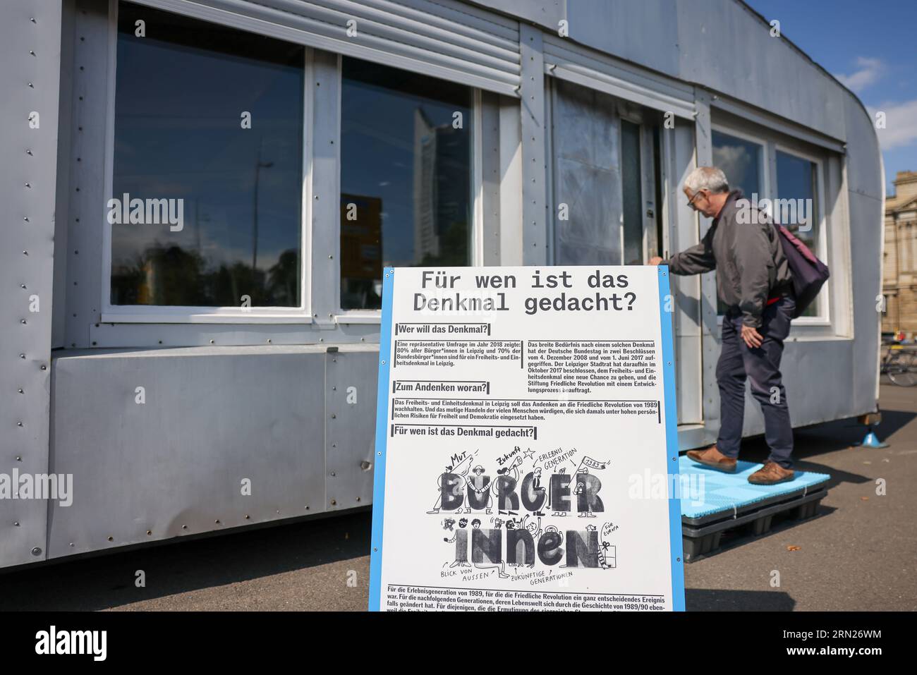 Lipsia, Germania. 31 agosto 2023. Un uomo entra in una sala storica con una mostra sulla Leuschnerplatz di Lipsia. Dal 6 settembre al 9 ottobre, una mostra itinerante nella sala dell'epoca della DDR mostrerà il percorso verso il monumento della libertà e dell'unità nazionale pianificato. Da marzo 2024, la mostra è destinata a visitare altre sette città della Germania per rilanciare la cultura del ricordo. Dal 2025, un Monumento alla libertà e all'unità sarà eretto su Wilhelm-Leuschner-Platz per mantenere vivo il ricordo della Rivoluzione pacifica del 1989. Crediti: Jan Woitas/dpa/Alamy Live News Foto Stock