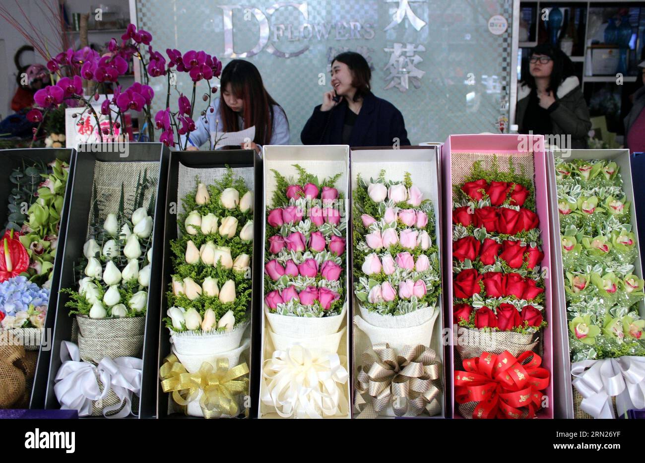 (150213) -- SUZHOU, 13 febbraio 2015 -- Una cameriera risponde alle telefonate per la prenotazione di fiori in un negozio di fiori a Suzhou, nella provincia di Jiangsu, nella Cina orientale, 13 febbraio 2015. ) (wyo) CHINA-VALENTINE S DAY-ROSES (CN) WangxJiankang PUBLICATIONxNOTxINxCHN Suzhou 13 febbraio 2015 una cameriera risponde per la prenotazione di fiori IN un negozio di fiori a Suzhou nella provincia di Jiangsu della Cina orientale 13 febbraio 2015 China Valentine S Day Roses CN PUBLICATIONxNOTxINxCHN Foto Stock