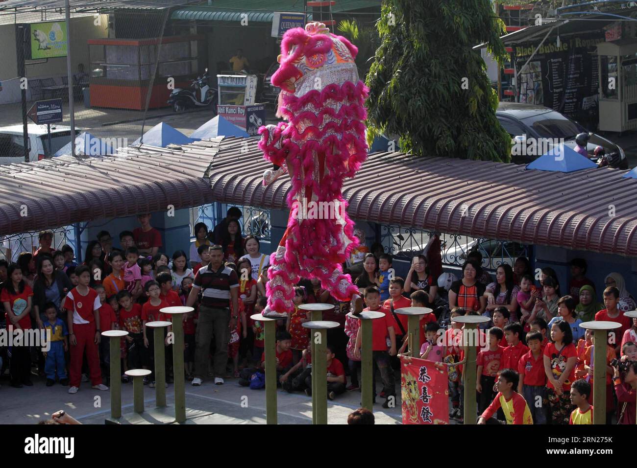 (150214) -- BANDA ACEH, 14 febbraio 2015 -- i ballerini dei leoni della Federazione Indonesiana Lion Dance Sport si esibiscono in una scuola cinese indonesiana per il prossimo Capodanno lunare cinese a banda Aceh, Indonesia, il 14 febbraio 2015. Il Capodanno lunare cinese inizia dal 19 febbraio 2015. )(zhf) INDONESIA-BANDA ACEH-CHINESE LUNAR CELEBRAZIONE DEL NUOVO ANNO JunaidixHanafiah PUBLICATIONxNOTxINxCHN banda Aceh 14 febbraio 2015 i ballerini del Lion Dance Sports Federation indonesiana si esibiscono ALLA Scuola Cinese Indonesiana per il prossimo Capodanno lunare cinese a banda Aceh Indonesia IL 14 febbraio 2015 il Chinese Lunar N Foto Stock