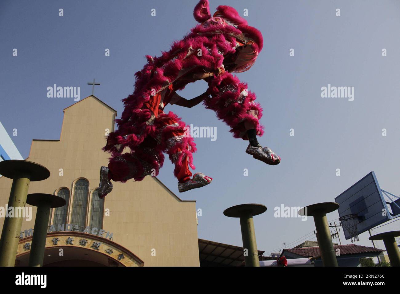 (150214) -- BANDA ACEH, 14 febbraio 2015 -- i ballerini dei leoni della Federazione Indonesiana Lion Dance Sport si esibiscono in una scuola cinese indonesiana per il prossimo Capodanno lunare cinese a banda Aceh, Indonesia, il 14 febbraio 2015. Il Capodanno lunare cinese inizia dal 19 febbraio 2015. )(zhf) INDONESIA-BANDA ACEH-CHINESE LUNAR CELEBRAZIONE DEL NUOVO ANNO JunaidixHanafiah PUBLICATIONxNOTxINxCHN banda Aceh 14 febbraio 2015 i ballerini del Lion Dance Sports Federation indonesiana si esibiscono ALLA Scuola Cinese Indonesiana per il prossimo Capodanno lunare cinese a banda Aceh Indonesia IL 14 febbraio 2015 il Chinese Lunar N Foto Stock