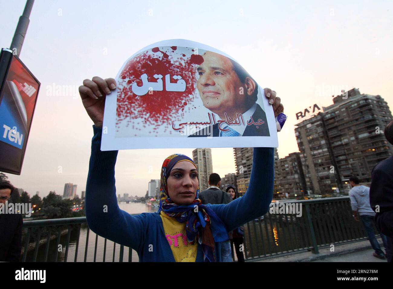 (150214) -- CAIRO, manifestanti egiziani tengono striscioni che scrivono assassini Sisi durante la loro protesta contro le politiche statali e l'uso della violenza eccessiva per disperdere i manifestanti al Cairo, Egitto, 14 febbraio 2015. ) EGITTO-CAIRO-PROTESTA AhmadxGomaa PUBLICATIONxNOTxINxCHN i manifestanti egiziani del Cairo tengono striscioni che scrivono assassini Sisi durante la loro protesta contro le politiche statali e l'uso di violenza eccessiva ai manifestanti al Cairo Egitto 14 febbraio 2015 Egitto Cairo protesta PUBLICATIONxNOTxINxCHN Foto Stock