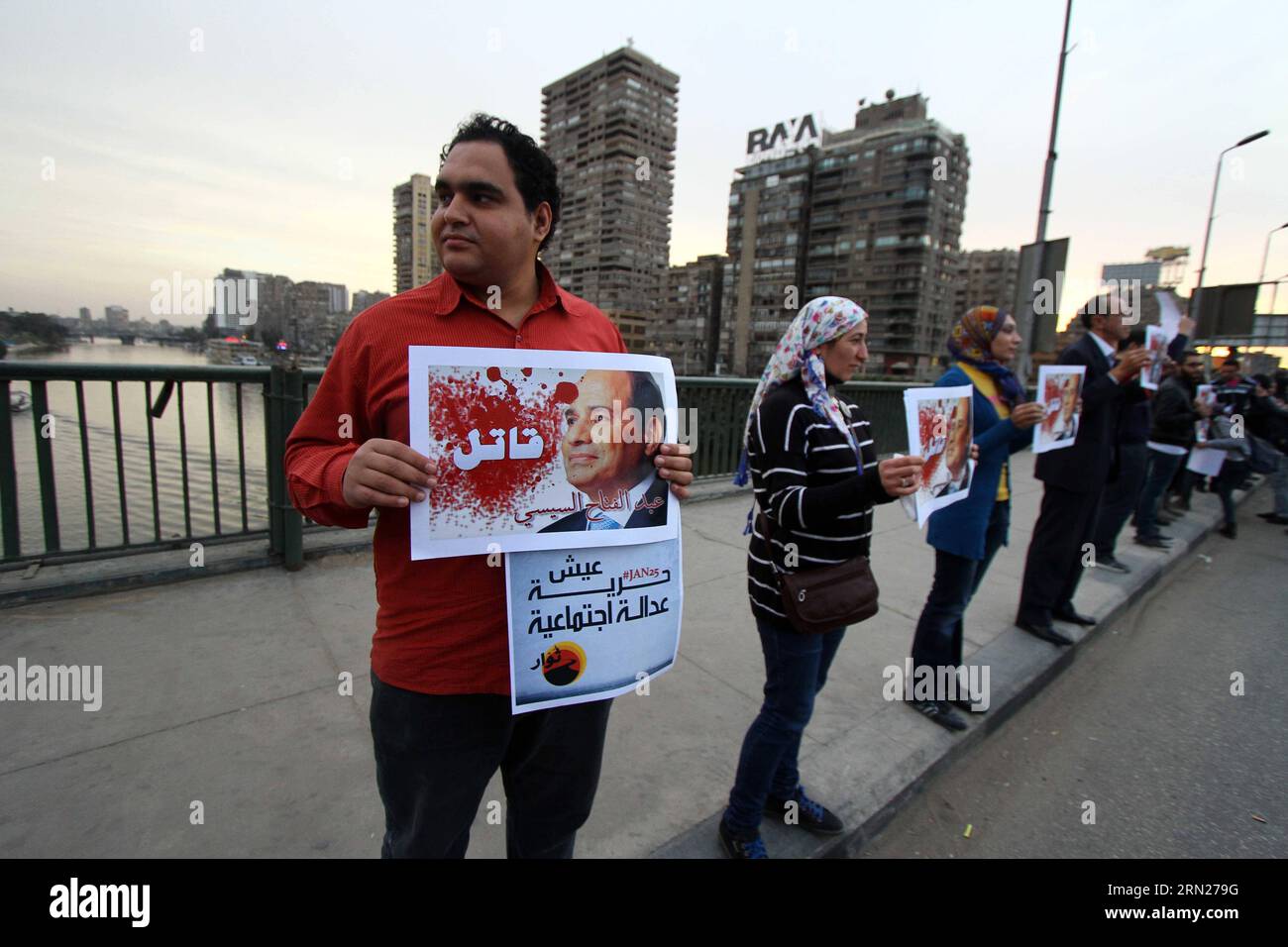 (150214) -- CAIRO, manifestanti egiziani tengono striscioni che scrivono assassini Sisi durante la loro protesta contro le politiche statali e l'uso della violenza eccessiva per disperdere i manifestanti al Cairo, Egitto, 14 febbraio 2015. ) EGITTO-CAIRO-PROTESTA AhmadxGomaa PUBLICATIONxNOTxINxCHN i manifestanti egiziani del Cairo tengono striscioni che scrivono assassini Sisi durante la loro protesta contro le politiche statali e l'uso di violenza eccessiva ai manifestanti al Cairo Egitto 14 febbraio 2015 Egitto Cairo protesta PUBLICATIONxNOTxINxCHN Foto Stock