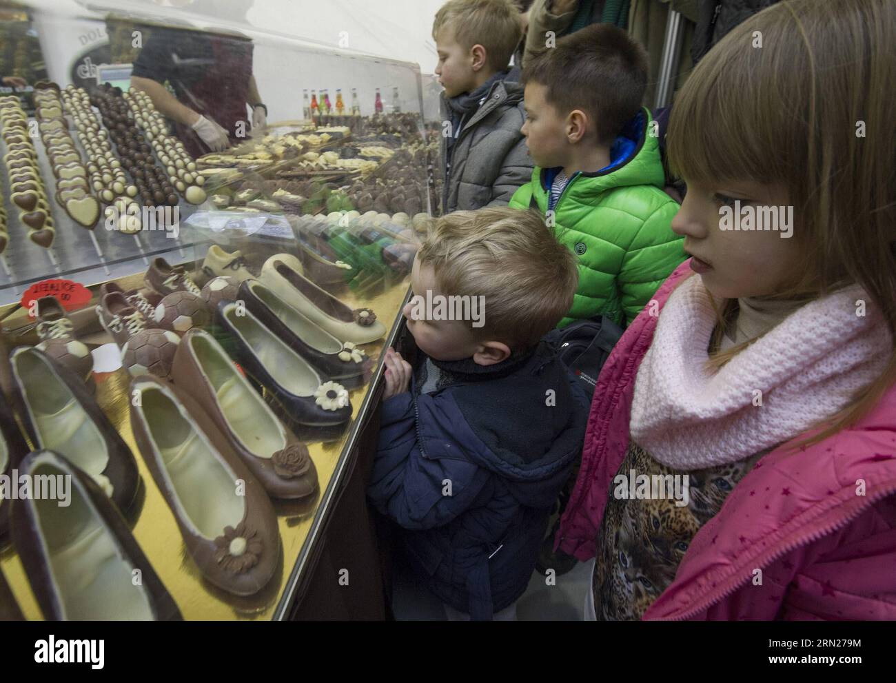 150214) -- ZAGABRIA, Una ragazza guarda le scarpe di cioccolato fatte a  mano esposte al 4 ° festival del cioccolato e del caffè di Zagabria a  Zagabria, capitale della Croazia, 14 febbraio