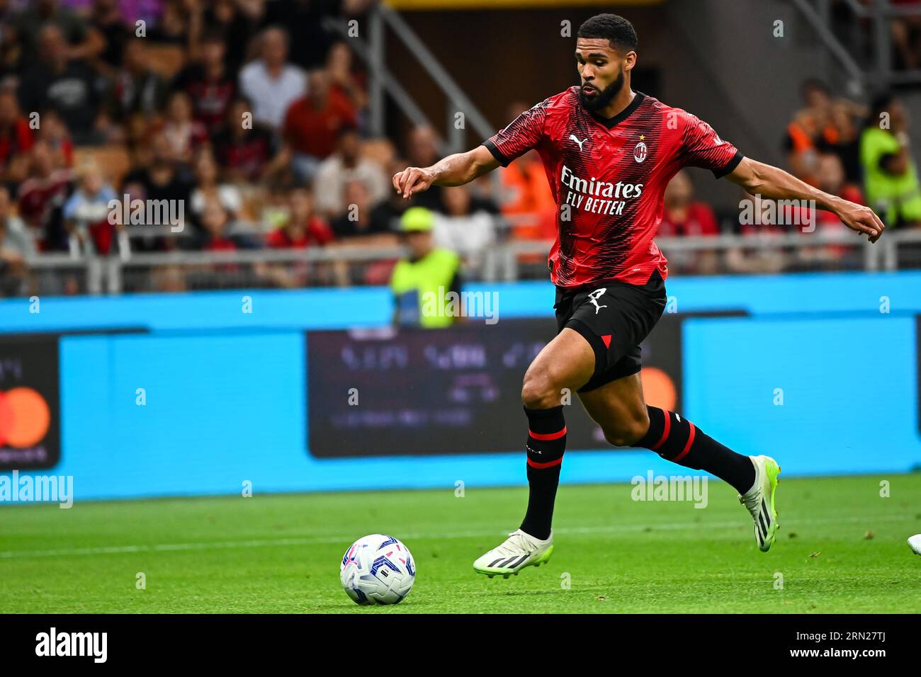 Milano, Italia - 26 agosto 2023: Ruben Loftus-Cheek del Milan controlla la palla durante la partita di serie A AC Milan vs Torino a San Siro Stadi Foto Stock