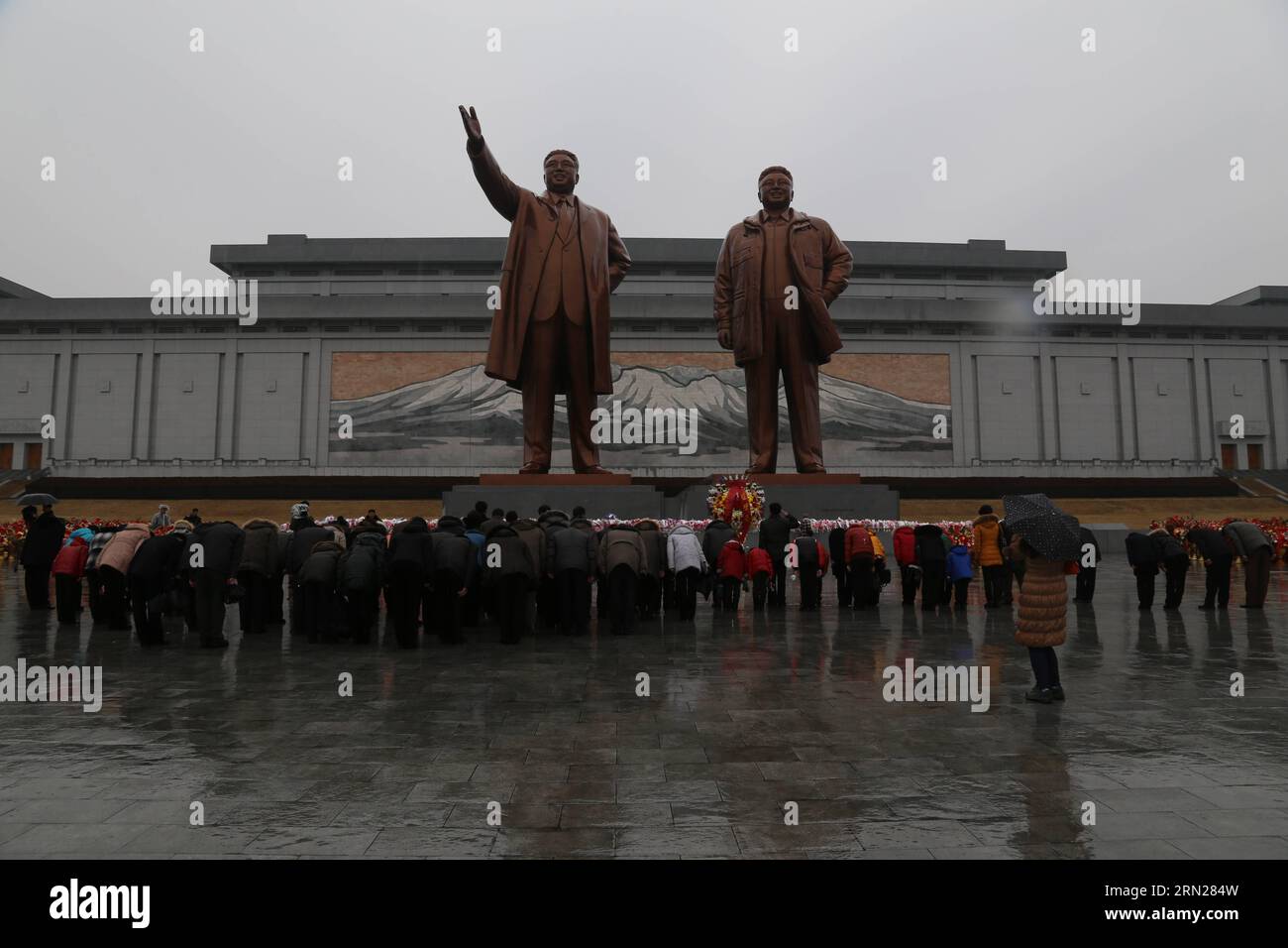 (150216) -- PYONGYANG, 16 febbraio 2015 -- i cittadini e i soldati di Pyongyang si inchinano davanti alle statue in bronzo degli ex leader Kim il Sung e Kim Jong il per celebrare il 73° anniversario della nascita di Kim Jong il a Piazza Mansudae a Pyongyang, Repubblica Popolare Democratica di Corea (RPDC), 16 febbraio 2015. )(lrz) RPDC-PYONGYANG-MANSUDAE SQUARE-BIRTH ANNIVERSARY-KING JONG il LuxRui PUBLICATIONxNOTxINxCHN Pyongyang 16 febbraio 2015 cittadini e soldati di Pyongyang prua davanti alle statue di bronzo degli ex leader Kim il Recovery e Kim Jong il per celebrare il 73° anniversario di nascita di Kim Jong il A Mansudae Squar Foto Stock