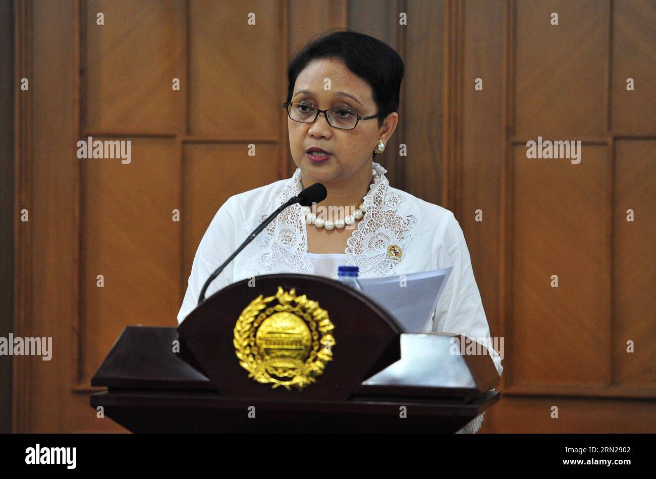 (150217) -- GIACARTA, 17 febbraio 2015 -- il ministro degli Esteri indonesiano Retno Marsudi tiene un discorso ai media durante una conferenza stampa sulla decisione del presidente indonesiano di respingere le richieste di clemenza da parte di detenuti stranieri per droga presso l'ufficio del ministro degli Esteri di Giacarta, Indonesia, 17 febbraio 2015. Marsudi ha detto che l'applicazione della pena di morte è in conformità con un giusto processo. La decisione è presa dal sistema giudiziario, indipendente e imparziale, che include due cittadini australiani, Andrew Chan e Myuran Sukumaran, condannati alla pena di morte nel febbraio 2006 per aver coinvolto Foto Stock