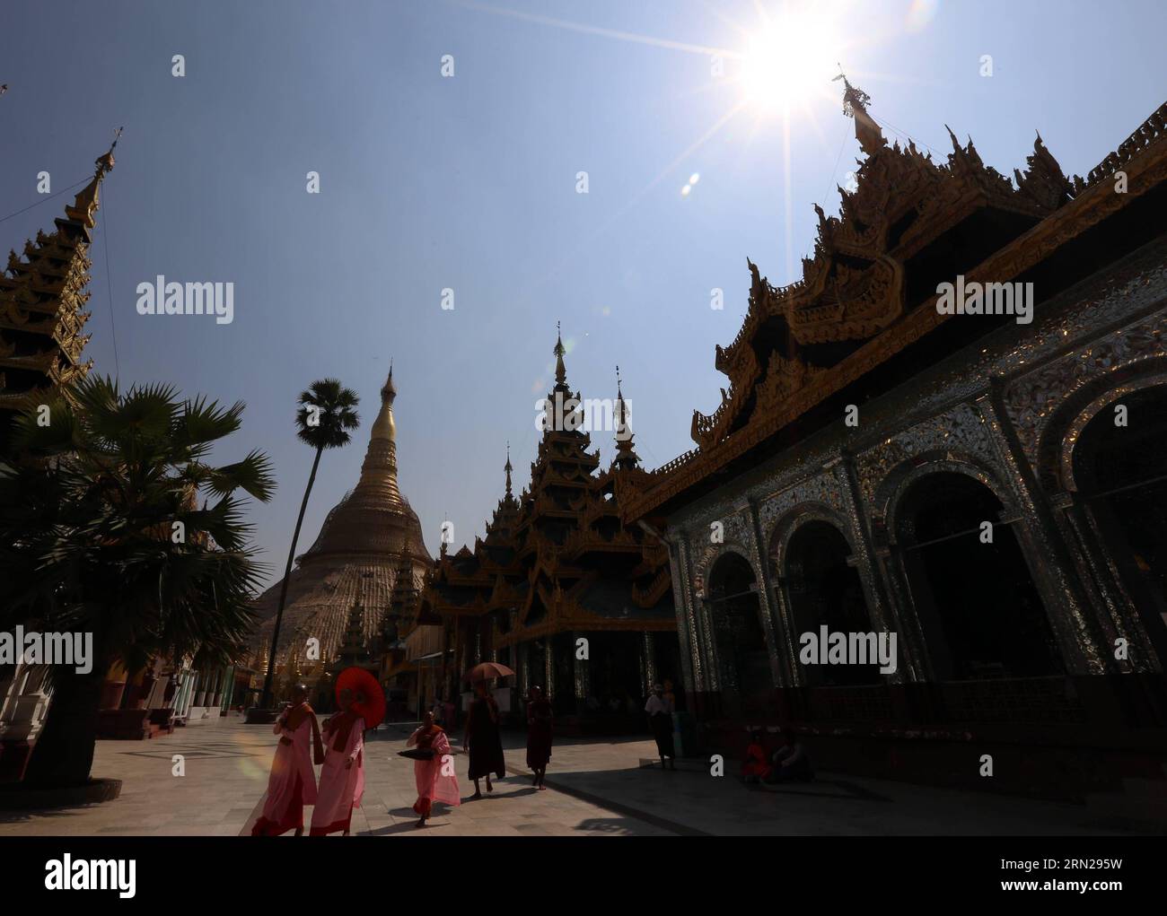 YANGON, 17 febbraio 2015 - i monaci buddisti e le suore visitano la pagoda Shwedagon a Yangon, Myanmar, 17 febbraio 2015. Shwedagon Pagoda è un deposito del meglio dei patrimoni del Myanmar -- architettura, scultura e arte Si compone di centinaia di templi colorati, stupa e statue che riflettono stili architettonici che si estendono per quasi 2.500 anni. ) MYANMAR-YANGON-SHWEDAGON PAGODA UxAung PUBLICATIONxNOTxINxCHN Yangon 17 febbraio 2015 Monaci buddisti e monache visitano la Pagoda Shwedagon a Yangon Myanmar 17 febbraio 2015 la Pagoda Shwedagon È un deposito del meglio del patrimonio culturale del Myanmar architettura scultura A. Foto Stock