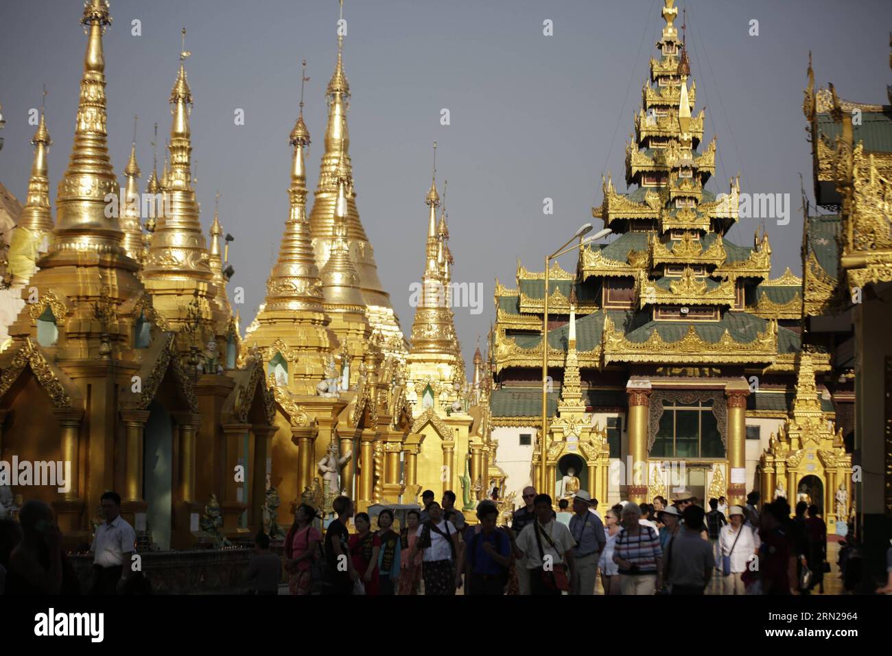 YANGON, 17 febbraio 2015 -- People visit the Shwedagon pagoda in Yangon, Myanmar, 17 febbraio 2015. Shwedagon Pagoda è un deposito del meglio dei patrimoni del Myanmar -- architettura, scultura e arte Si compone di centinaia di templi colorati, stupa e statue che riflettono stili architettonici che si estendono per quasi 2.500 anni. ) MYANMAR-YANGON-SHWEDAGON PAGODA UxAung PUBLICATIONxNOTxINxCHN Yangon 17 febbraio 2015 le celebrità visitano la Pagoda Shwedagon a Yangon Myanmar 17 febbraio 2015 la Pagoda Shwedagon È un deposito del meglio del patrimonio architettonico scultura e artistico del Myanmar. Consiste di hundre Foto Stock