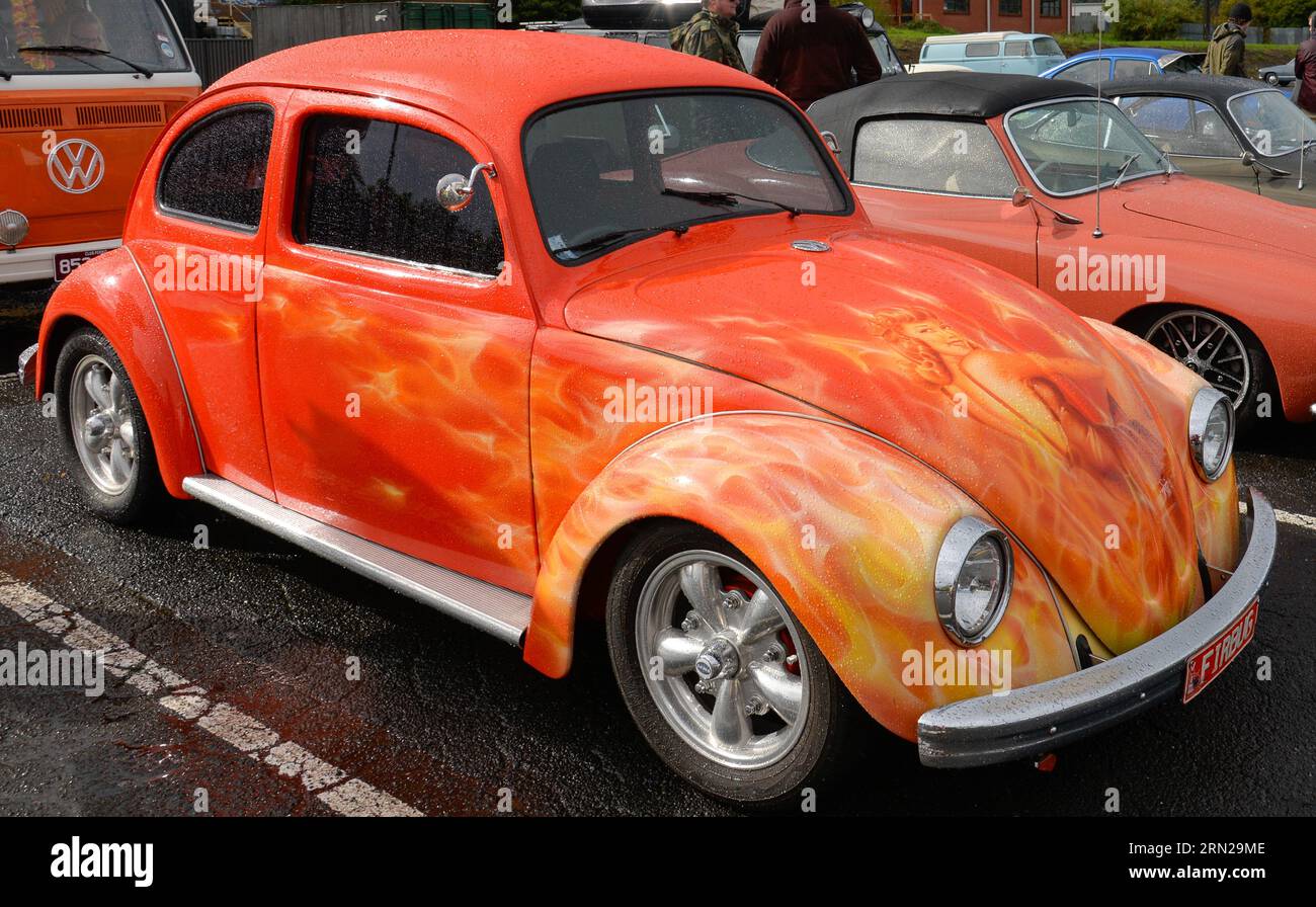 Volkswagen VW Beetle Red Yellow Fire Vintage retro Show Shine Day Out, Melbourne Victoria Foto Stock