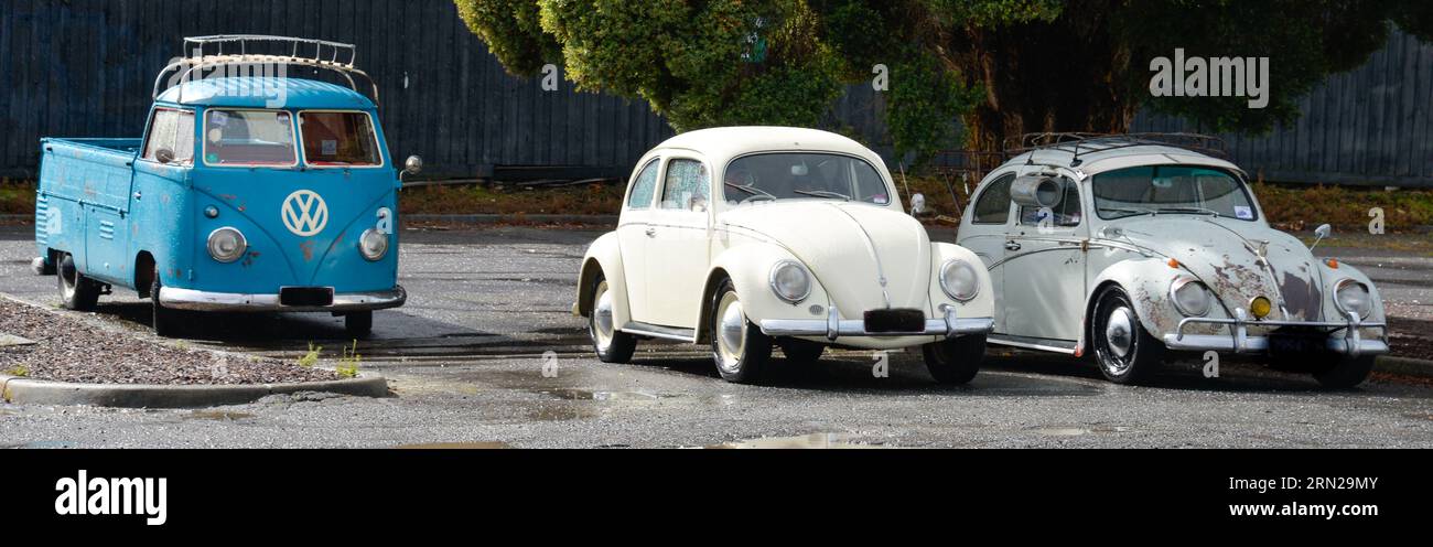 Volkswagen VW Beetles e Kombi cabina singola parcheggiata sotto gli alberi, spettacolo retro vintage Shine Day Out, Melbourne Victoria Foto Stock