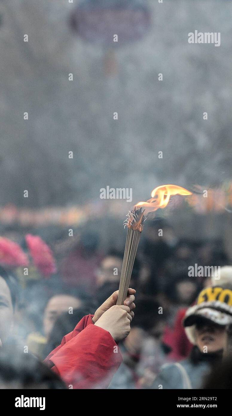 (150219) -- PECHINO, 19 febbraio 2015 -- Un cittadino brucia incensi per una preghiera al Tempio dei Lama Yonghegong a Pechino, capitale della Cina, 19 febbraio 2015. Decine di migliaia di persone hanno pregato per la buona fortuna nel tempio il giovedì, il primo giorno del Capodanno lunare cinese. ) (hdt) CHINA-BEIJING-YONGHEGONG LAMA TEMPLE-NEW YEAR PRAYER (CN) QixHeng PUBLICATIONxNOTxINxCHN Pechino 19 febbraio 2015 un cittadino brucia l'incenso per una preghiera AL tempio Yonghegong Lama di Pechino capitale della Cina 19 febbraio 2015 decine di millenni di celebrità per buona fortuna nel tempio giovedì primo giorno di cinese Lunar nuovo Foto Stock