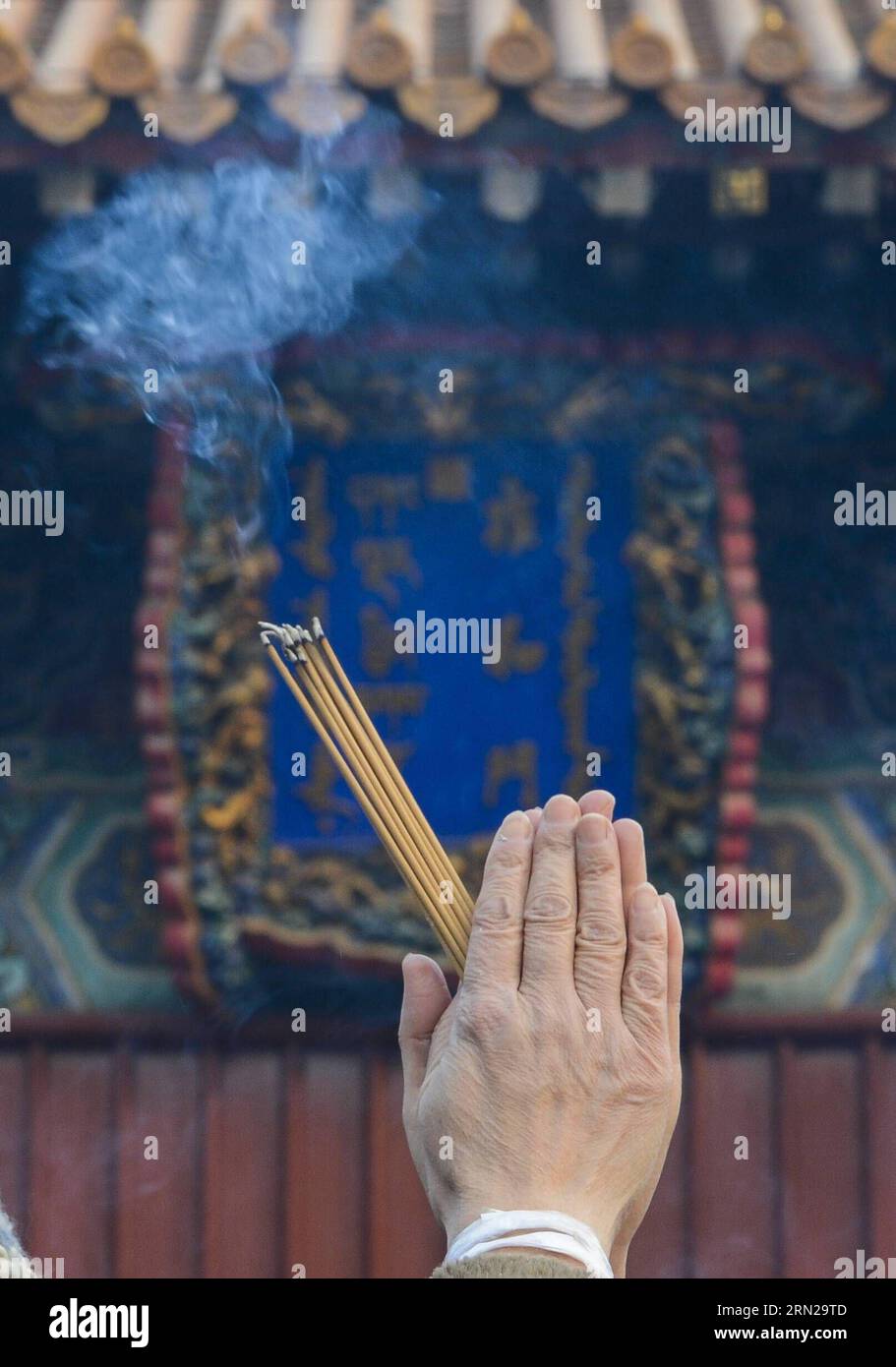 (150219) -- PECHINO, 19 febbraio 2015 -- Un cittadino brucia incensi per una preghiera al Tempio dei Lama Yonghegong a Pechino, capitale della Cina, 19 febbraio 2015. Decine di migliaia di persone hanno pregato per la buona fortuna nel tempio il giovedì, il primo giorno del Capodanno lunare cinese. ) (hdt) CHINA-BEIJING-YONGHEGONG LAMA TEMPLE-NEW YEAR PRAYER (CN) QixHeng PUBLICATIONxNOTxINxCHN Pechino 19 febbraio 2015 un cittadino brucia l'incenso per una preghiera AL tempio Yonghegong Lama di Pechino capitale della Cina 19 febbraio 2015 decine di millenni di celebrità per buona fortuna nel tempio giovedì primo giorno di cinese Lunar nuovo Foto Stock