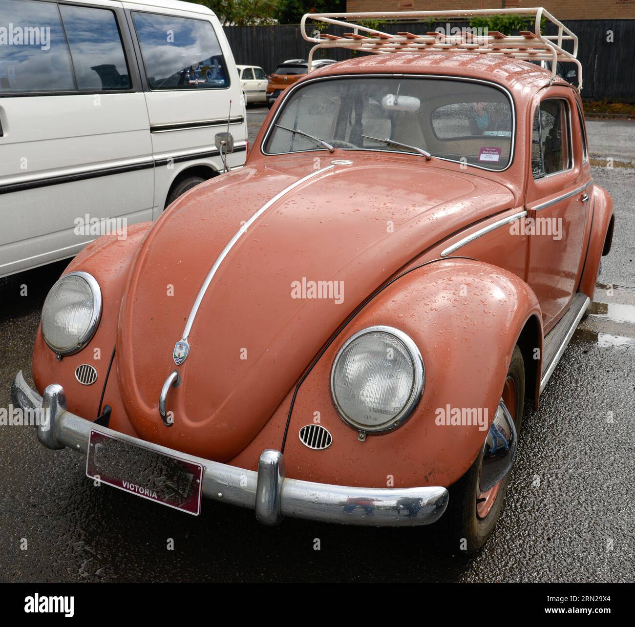 Volkswagen VW Beetle Orange Red con portapacchi vintage retro Show Shine Day Out, Melbourne Victoria Foto Stock