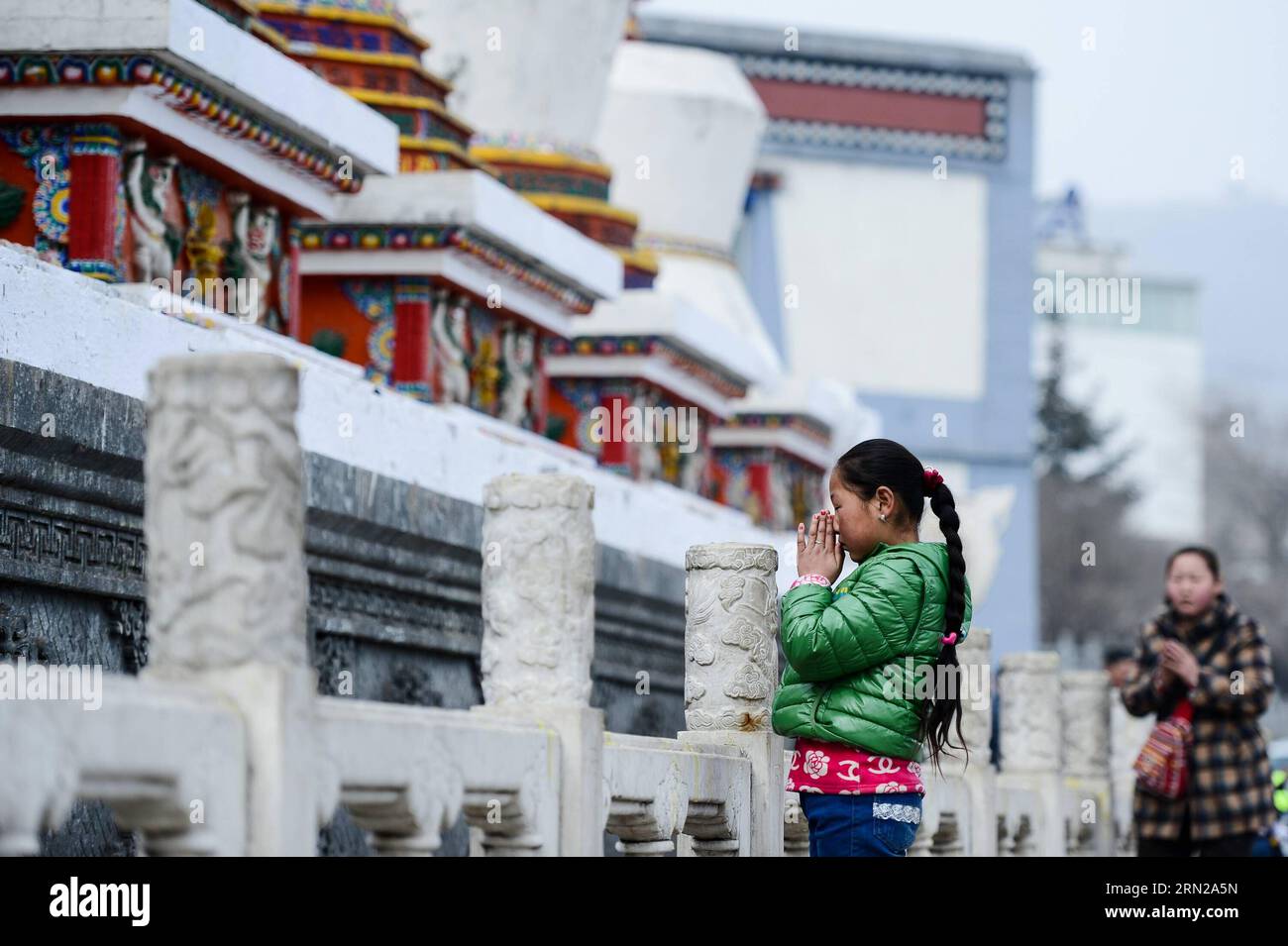 (150220) -- HUANGZHONG, 19 febbraio 2015 -- Una ragazza tibetana prega per le benedizioni al monastero di Taer nella contea di Huangzhong nella provincia del Qinghai della Cina nordoccidentale, 19 febbraio 2015. Il nuovo anno sotto il calendario tibetano ha coinciso con il Festival di primavera di quest'anno, caduto il 19 febbraio. Il monastero di Taer è il luogo di nascita di Tsongkhapa, fondatore della scuola Geluk del buddhismo tibetano. (Wjq) MONASTERO CINESE-QINGHAI-TIBETANO DEL NUOVO ANNO TAER (CN) WuxGang PUBLICATIONxNOTxINxCHN Huang Zhong 19 febbraio 2015 una ragazza tibetana prega per le BENEDIZIONI NEL monastero di Taer nella contea di Huang Zhong nella Cina nord-occidentale del Qinghai Prov Foto Stock