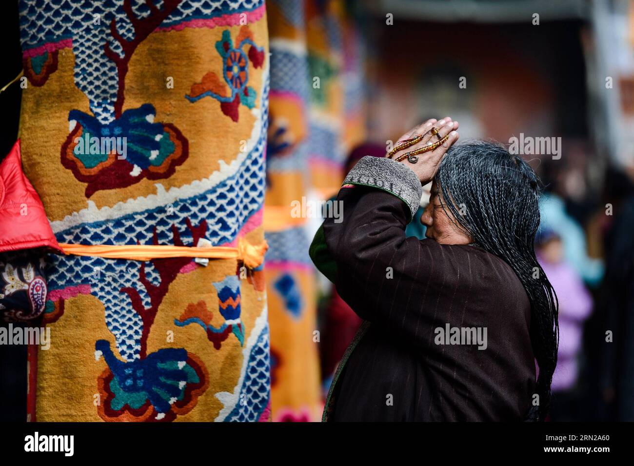 (150220) -- HUANGZHONG, 19 febbraio 2015 -- Una donna tibetana prega per le benedizioni al monastero di Taer nella contea di Huangzhong nella provincia del Qinghai della Cina nordoccidentale, 19 febbraio 2015. Il nuovo anno sotto il calendario tibetano ha coinciso con il Festival di primavera di quest'anno, caduto il 19 febbraio. Il monastero di Taer è il luogo di nascita di Tsongkhapa, fondatore della scuola Geluk del buddhismo tibetano. (Wjq) MONASTERO CINESE-QINGHAI-TIBETANO DEL NUOVO ANNO TAER (CN) WuxGang PUBLICATIONxNOTxINxCHN Huang Zhong 19 febbraio 2015 una donna tibetana prega per le BENEDIZIONI NEL monastero di Taer nella contea di Huang Zhong nella Cina nordoccidentale del Qinghai Pr Foto Stock