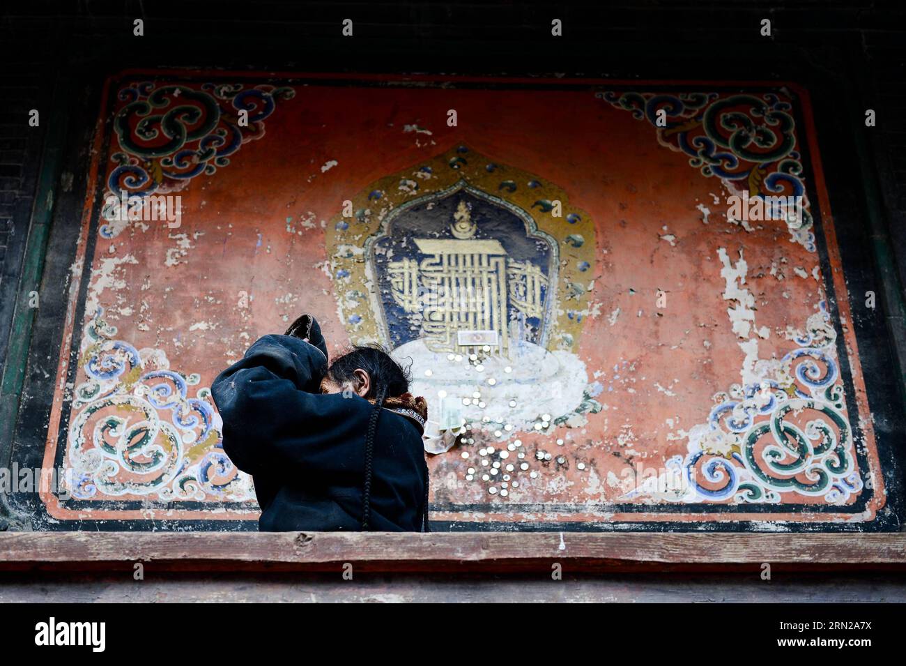 (150220) -- HUANGZHONG, 19 febbraio 2015 -- Una donna prega per le benedizioni al monastero di Taer nella contea di Huangzhong nella provincia del Qinghai della Cina nordoccidentale, 19 febbraio 2015. Il nuovo anno sotto il calendario tibetano ha coinciso con il Festival di primavera di quest'anno, caduto il 19 febbraio. Il monastero di Taer è il luogo di nascita di Tsongkhapa, fondatore della scuola Geluk del buddhismo tibetano. (Wjq) MONASTERO CINA-QINGHAI-TIBETANO DEL NUOVO ANNO TAER (CN) WuxGang PUBLICATIONxNOTxINxCHN Huang Zhong 19 febbraio 2015 una donna prega per le BENEDIZIONI NEL monastero di Taer nella contea di Huang Zhong nella provincia di Qinghai della Cina nord-occidentale 19 febbraio 20 Foto Stock