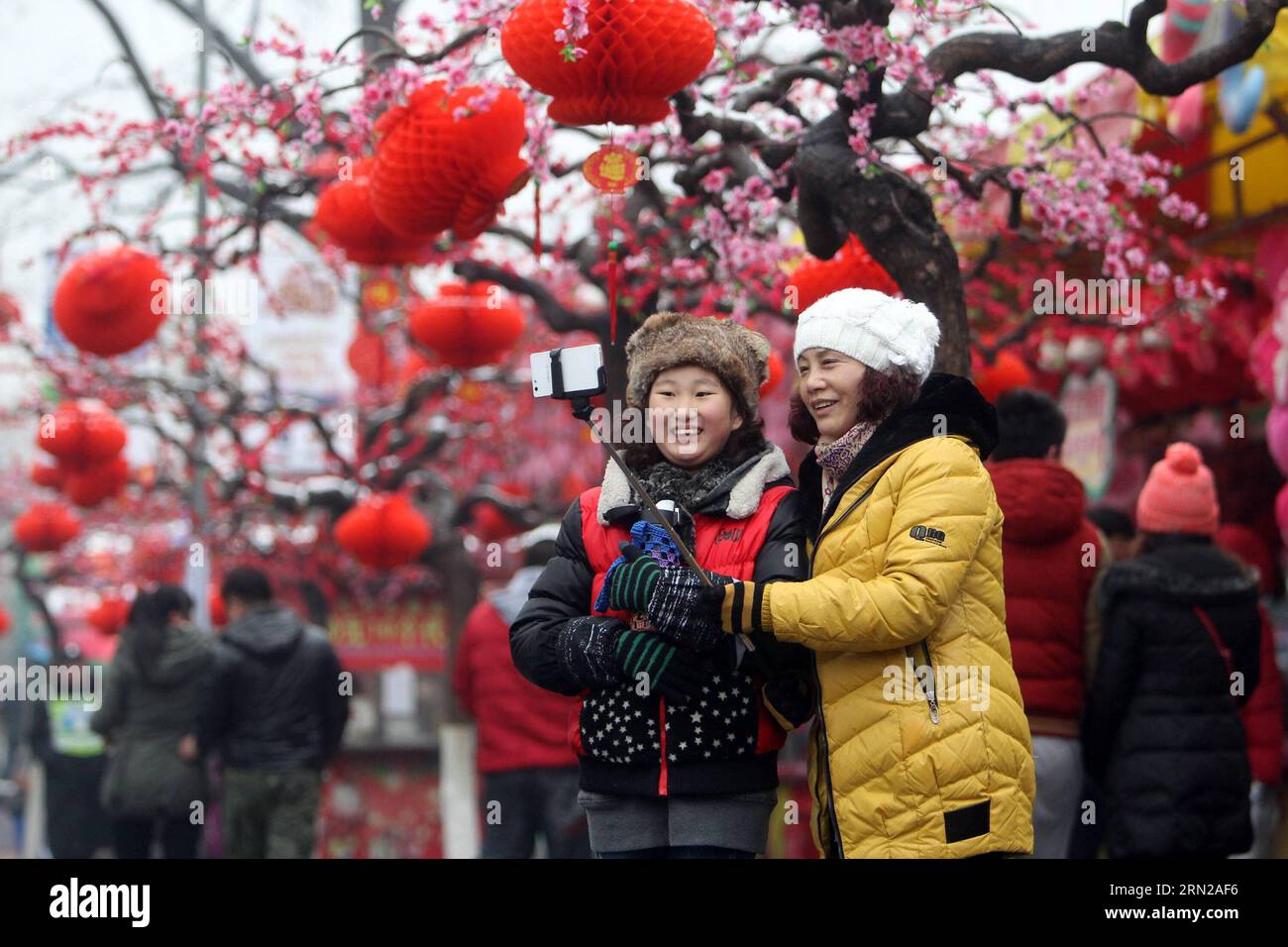 La gente fa selfie alla 32a fiera del tempio Longtanhu a Pechino, capitale della Cina, 21 febbraio 2015. I cinesi a livello nazionale partecipano a varie festività il sabato, il quarto giorno della festa di primavera di quest'anno. )(wjq) CHINA-SPRING FESTIVAL-ACTIVITY (CN) Yangxle PUBLICATIONxNOTxINxCHN Celebrities Take AT the 32nd Longtanhu Temple Fair in Beijing capitale della Cina 21 febbraio 2015 celebrità cinesi Nazione partecipare varie sabato IL quarto giorno del Festival di primavera di quest'anno Festa di primavera Cina attività Festival di primavera CN PUBLICATIONxNOTxINxCHN Foto Stock