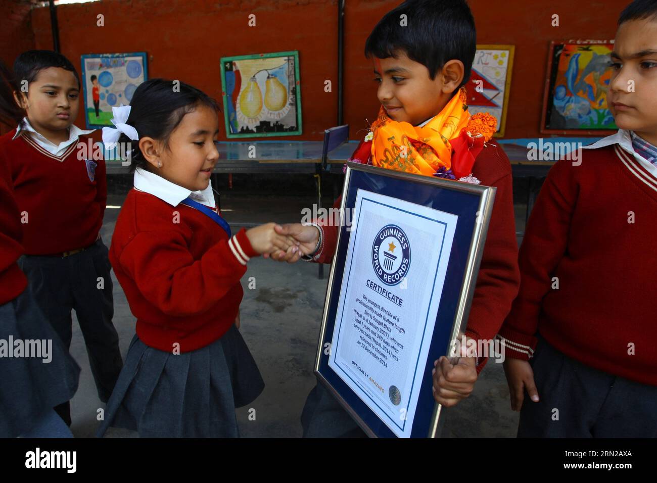 Il bambino nepalese di otto anni Saugat Bista (3rd L) si congratula con i suoi compagni di classe dopo aver infranto il Guinness dei primati per il più giovane direttore del mondo a Kathmandu, Nepal, 22 febbraio 2015. Bista aveva infranto il record del ragazzo indiano Kishan Shrikanth che ha diretto un film all'età di 9 anni dirigendo un film Love You Baba all'età di 7 anni e 340 giorni. (Xinhua /) NEPAL-KATHMANDU-GUINNESS RECORD DEL MONDO - IL PIÙ GIOVANE REGISTA CINEMATOGRAFICO SunilxSharma PUBLICATIONxNOTxINxCHN Nepalese otto anni Kid Bista 3rd l È congratulato dai suoi compagni di classe dopo aver battuto il Guinness World Records for World Foto Stock