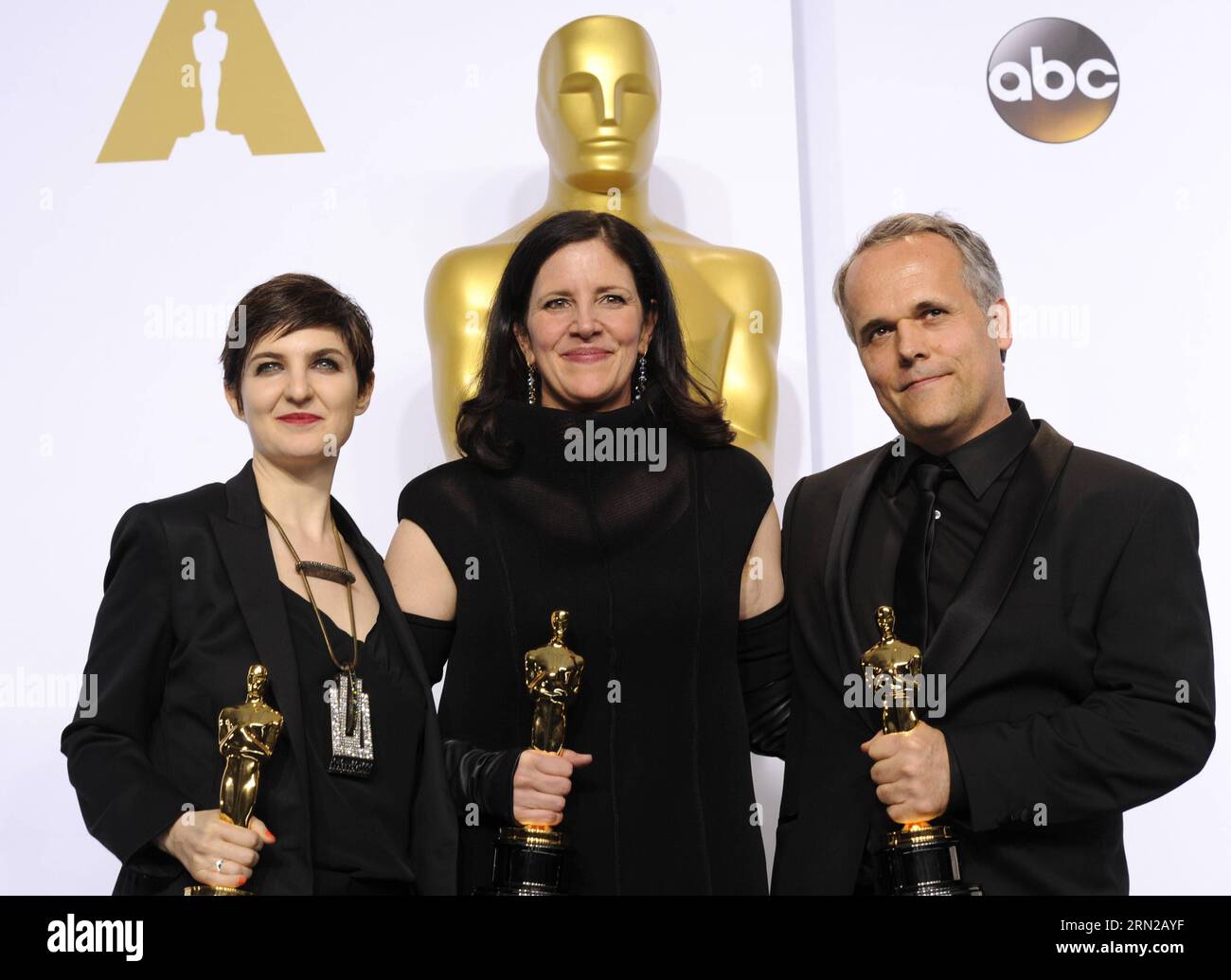 (150223) -- LOS ANGELES, 22 febbraio 2015 -- Laura Poitras (C), Mathilde Bonnefoy (L) e Dirk Wilutzky si pongono dopo aver vinto il premio Best Documentary Feature Award per Citizen Four durante il 87° Academy Awards al Dolby Theater di Los Angeles, negli Stati Uniti, il 22 febbraio 2015. )(bxq) US-LOS ANGELES-OSCAR-miglior DOCUMENTARIO YangxLei PUBLICATIONxNOTxINxCHN Los Angeles 22 febbraio 2015 Laura Poitras C Mathilde Bonnefoy l e Dirk Wilutzky posa dopo aver vinto il Best Documentary Feature Award per Citizen Four durante il 87° Academy Awards AL Dolby Theatre di Los Angeles, Stati Uniti Foto Stock