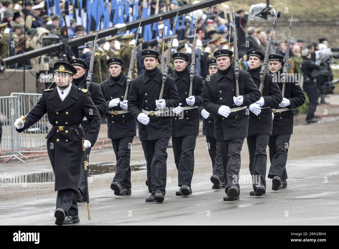 (150224) -- NARVA, 24 febbraio 2015 -- i soldati partecipano a una parata militare durante il 97 ° anniversario di indipendenza a Narva, Estonia, che si trova al confine con la Russia, 24 febbraio 2015. ) ESTONIA-NARVA-INDEPENDENCE ANNIVERSARY SergeixStepanov PUBLICATIONxNOTxINxCHN Narva 24 febbraio 2015 soldati partecipano a una parata militare durante l'anniversario dell'indipendenza a Narva dell'Estonia che SI trova AL confine con la Russia 24 febbraio 2015 Estonia anniversario dell'indipendenza Narva PUBLICATIONxNOTxINxCHN Foto Stock