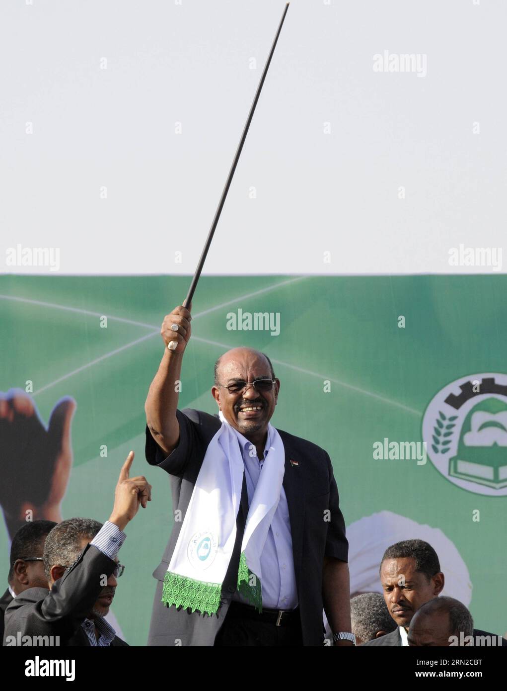 Il presidente sudanese Omar al-Bashir si lancia verso i sostenitori durante una campagna elettorale nella città di Medani, in Sudan, il 26 febbraio 2015. Giovedì il presidente sudanese Omar al-Bashir ha detto che non avrebbe lasciato il potere finché il popolo sudanese non gli chiedesse di andarsene non votando per lui nelle prossime elezioni. Al-Bashir, candidato del Partito del Congresso Nazionale (NCP), giovedì ha lanciato la sua campagna elettorale da Medani nello Stato di Gezira, correndo per il suo terzo mandato. ) SUDAN-KHARTOUM-PRESIDENTE-CAMPAGNA HohammedxBabiker PUBLICATIONxNOTxINxCHN il presidente sudanese Omar al Bashir Waves Towards S Foto Stock