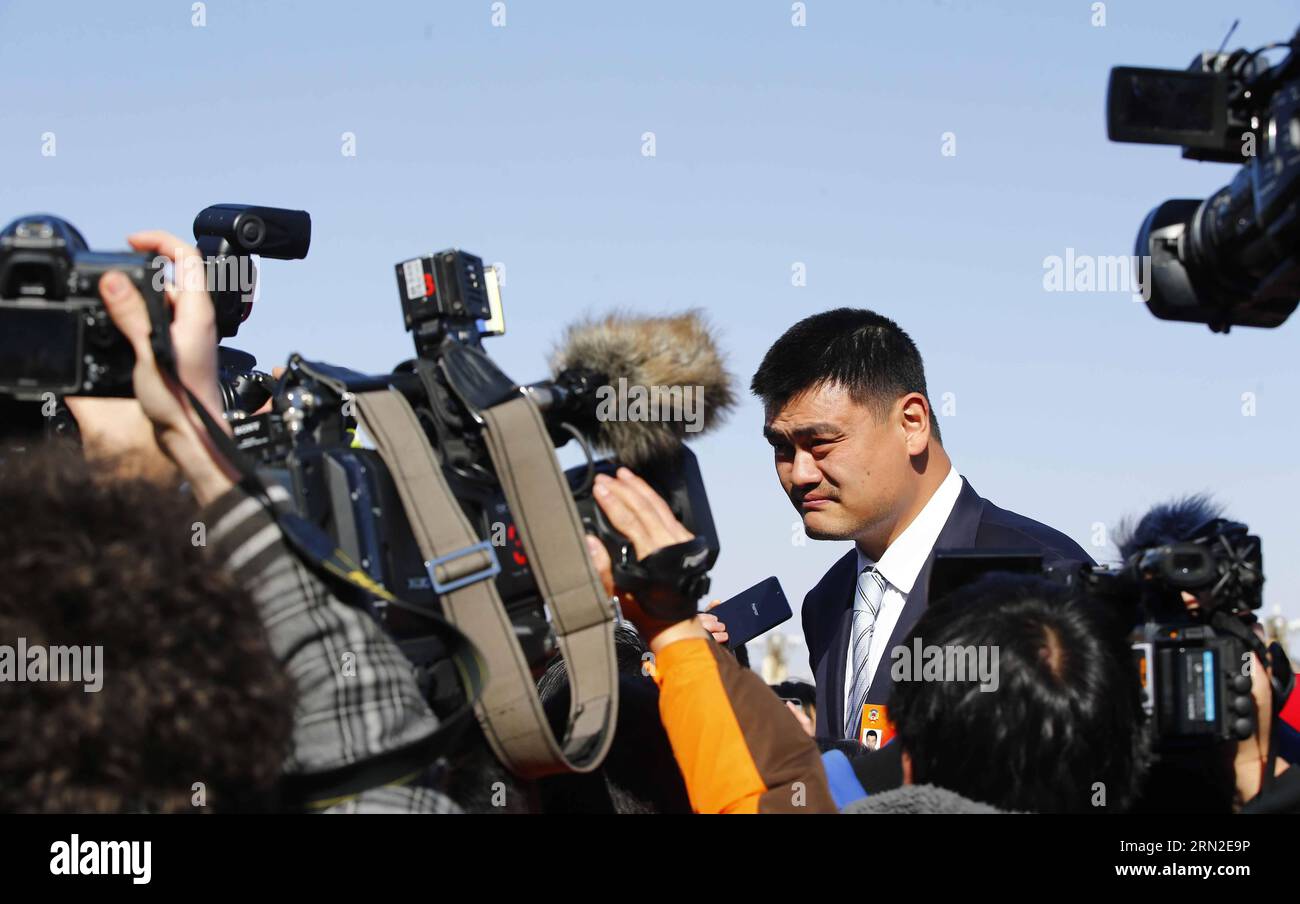 (150303) -- PECHINO, 3 marzo 2015 -- i giornalisti intervistano Yao Ming, ex stella dell'NBA e membro della 12th National Committee of the Chinese People S Political Consultative Conference (CPPCC), a Pechino, capitale della Cina, 3 marzo 2015. La terza sessione del 12° Comitato Nazionale del CPPCC si è aperta a Pechino il 3 marzo. ) (Yxb) (DUE SESSIONI) CINA-PECHINO-CPPCC-GIORNALISTI (CN) YinxGang PUBLICATIONxNOTxINxCHN Pechino 3 marzo 2015 giornalisti intervista Yao Ming ex NBA Star e membro del 12° Comitato Nazionale della Conferenza consultiva politica delle celebrità cinesi CPPCC in Foto Stock