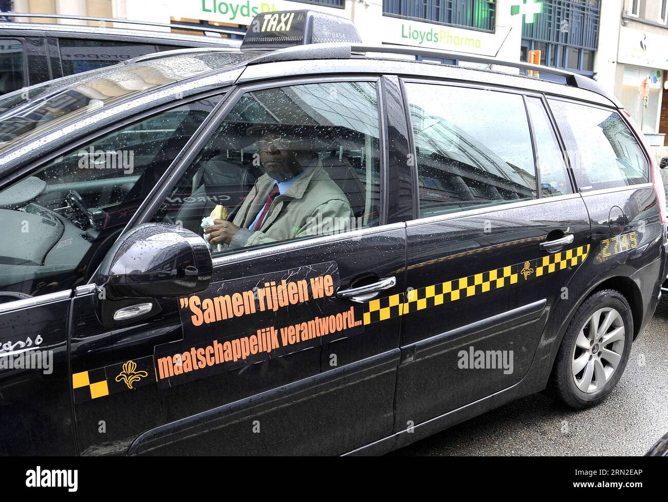 (150303) -- BRUXELLES, 3 marzo 2015 -- Un tassista pranza durante uno sciopero dei tassisti contro la società di car sharing online Uber in una strada di fronte alla sede centrale dell'UE a Bruxelles, capitale del Belgio, 3 marzo 2015. ) BELGIO-BRUXELLES-TAXI-STRIKE YexPingfan PUBLICATIONxNOTxINxCHN Bruxelles 3 marzo 2015 un autista di taxi pranza durante un taxi Drivers Strike Against Online Ride Sharing Company in una strada di fronte alla sede centrale dell'UE a Bruxelles capitale del Belgio 3 marzo 2015 Belgio Brussels taxi Strike PUBLICATIONxNOTxINxCHN Foto Stock