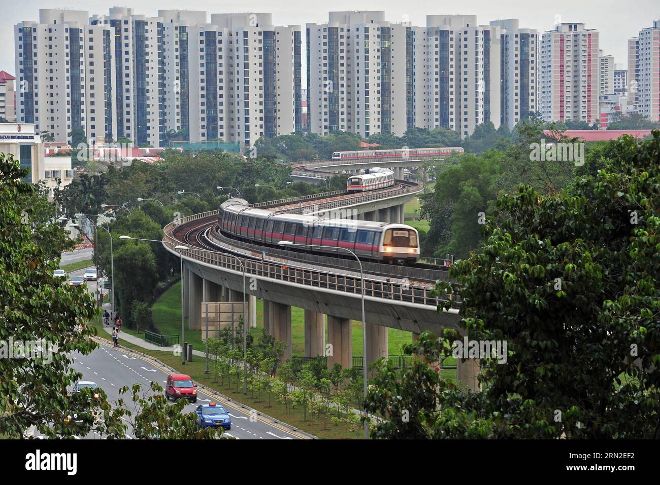 (150303) -- SINGAPORE, 3 marzo 2015 -- i treni della metropolitana si accumulano tra la stazione di Lakeside e la stazione di Chinese Garden a Singapore, 3 marzo 2015. Una faglia di binario lungo il sistema Mass Rapid Transit (MRT) di Singapore alla stazione di Clementi lungo la East West line il martedì causò l'accumulo di treni sui binari e l'allungamento dei viaggi in treno dalla stazione di Clementi alla stazione di Joo Koon. SINGAPORE-MRT-TRACK FAULT ThenxChihxWey PUBLICATIONxNOTxINxCHN Singapore 3 marzo 2015 i treni della metropolitana si accumulano tra la stazione di Lakeside e la stazione di Chinese Garden a Singapore 3 marzo 2015 una faglia di binario lungo Singapore S. Foto Stock
