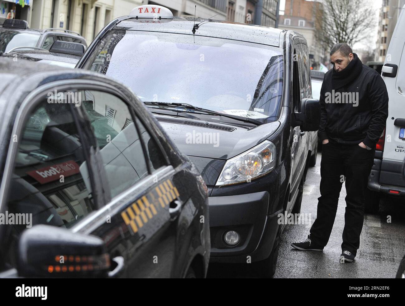 (150303) -- BRUXELLES, 3 marzo 2015 -- Un tassista sta vicino alla sua auto in una strada di fronte alla sede centrale dell'UE durante uno sciopero dei tassisti contro la società di condivisione di viaggi online Uber a Bruxelles, capitale del Belgio, 3 marzo 2015. ) BELGIO-BRUXELLES-TAXI-STRIKE YexPingfan PUBLICATIONxNOTxINxCHN Bruxelles 3 marzo 2015 un autista di taxi si trova accanto alla sua auto IN una strada di fronte alla sede centrale dell'UE durante un taxi Drivers Strike Against Online Ride Sharing Company sopra a Bruxelles capitale del Belgio 3 marzo 2015 Belgio Bruxelles taxi Strike PUBLICATIONxINxCHN Foto Stock