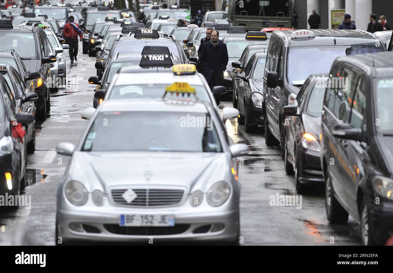 (150303) -- BRUXELLES, 3 marzo 2015 -- i pedoni camminano tra i taxi in una strada di fronte al quartier generale dell'UE durante uno sciopero dei tassisti contro la società di condivisione di viaggi online Uber a Bruxelles, capitale del Belgio, 3 marzo 2015. ) BELGIO-BRUXELLES-TAXI-STRIKE YexPingfan PUBLICATIONxNOTxINxCHN Bruxelles 3 marzo 2015 i pedoni camminano tra i taxi IN una strada di fronte al quartier generale dell'UE durante uno sciopero dei tassisti contro la compagnia di condivisione online di cui sopra a Bruxelles capitale del Belgio 3 marzo 2015 Belgio Bruxelles taxi Strike PUBLICATIONxNOTxINxCHN Foto Stock