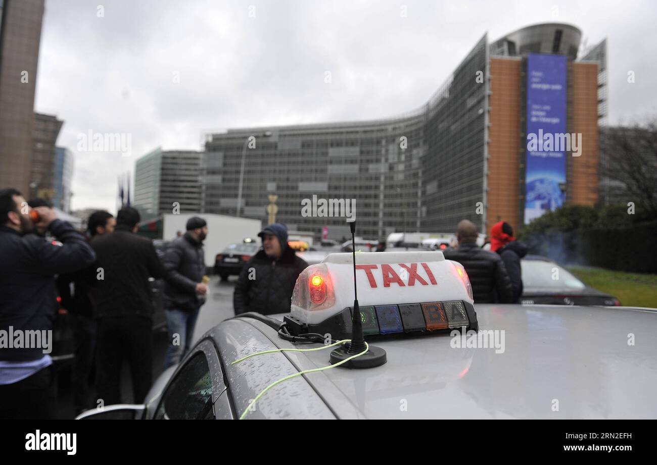 (150303) -- BRUXELLES, 3 marzo 2015 -- i tassisti sciopero contro la società online di ride sharing Uber davanti alla sede centrale dell'UE a Bruxelles, capitale del Belgio, 3 marzo 2015. ) BELGIO-BRUXELLES-TAXI-STRIKE YexPingfan PUBLICATIONxNOTxINxCHN Bruxelles 3 marzo 2015 i tassisti Strike Against Online Ride Sharing Company di fronte alla sede centrale dell'UE a Bruxelles capitale del Belgio 3 marzo 2015 Belgio Bruxelles taxi Strike PUBLICATIONxNOTxINxCHN Foto Stock