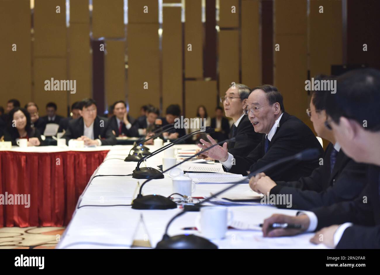 Wang Qishan(3a R), membro del comitato permanente dell'ufficio politico del comitato centrale del Partito comunista cinese (PCC) e segretario della commissione centrale per l'ispezione disciplinare della PCC, visita i membri del 12° Comitato Nazionale della Conferenza consultiva politica del popolo cinese (CPPCC) della China National Democratic Construction Association, personaggi non di partito e partecipa alla loro tavola rotonda a Pechino, capitale della Cina, 4 marzo 2015. ) (Yxb) (DUE SESSIONI) CHINA-BEIJING-CPPCC-WANG QISHAN(CN) ZhangxDuo PUBLICATIONxNOTxINxCHN Wang Qishan 3rd r a member of Th Foto Stock