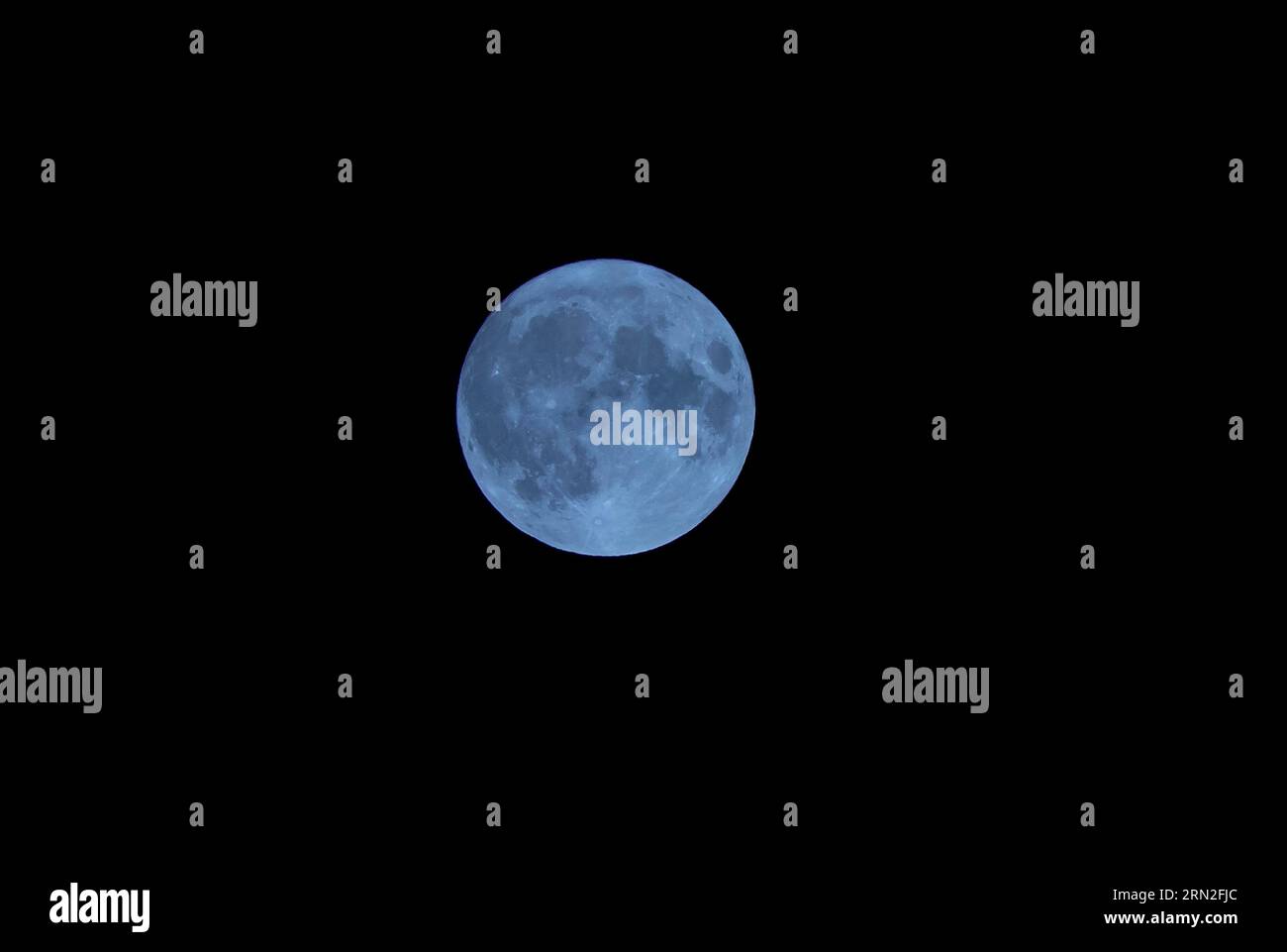 La luna super blu nel cielo sopra Brighton. La luna blu si riferisce alla seconda luna piena in un mese di calendario, che avviene una volta ogni due o tre anni. Questa è anche superluna, quando la luna apparirà circa il 14% più grande e il 30% più luminosa nel cielo quando raggiunge il suo punto più vicino alla Terra. Foto Stock