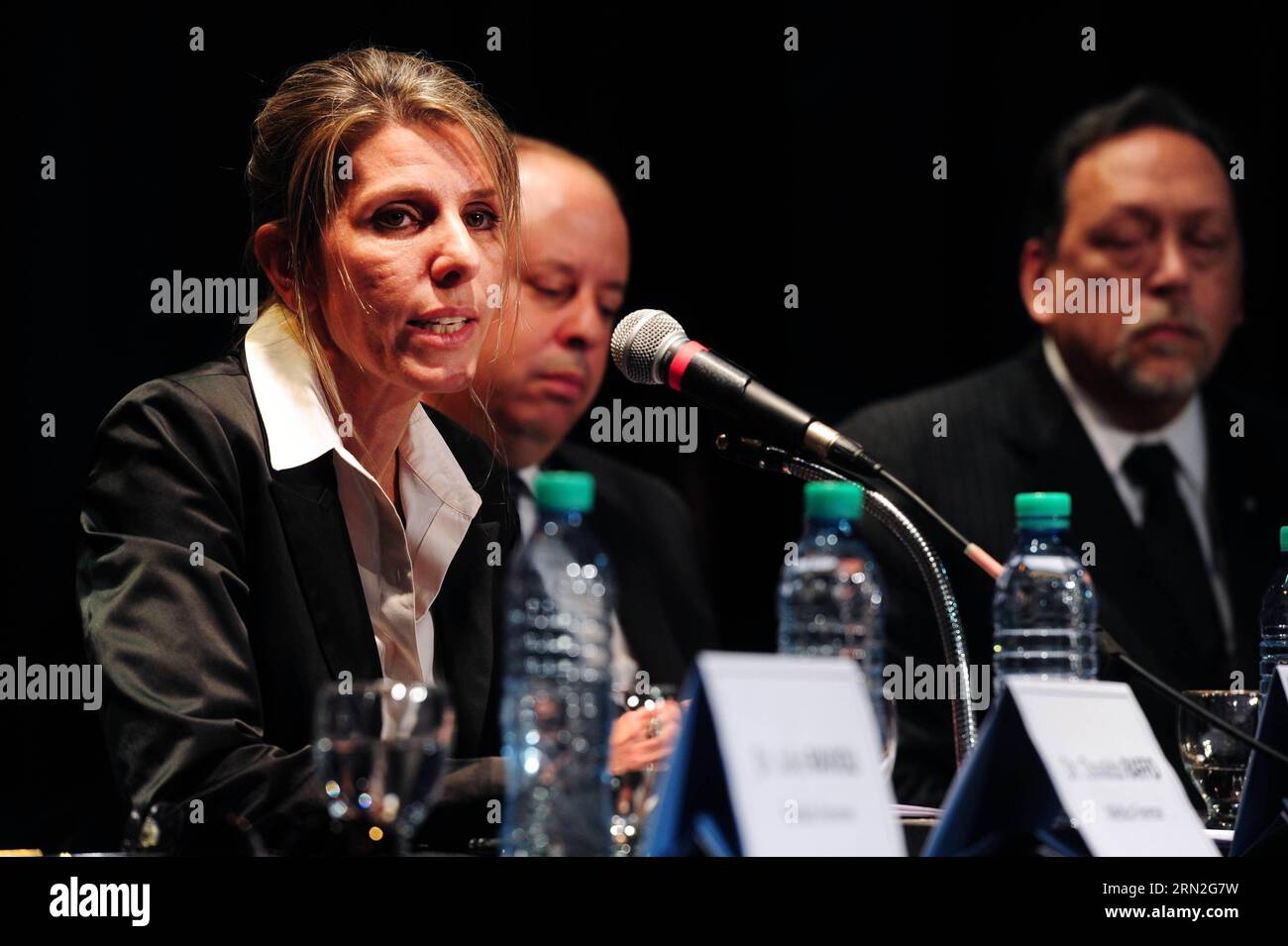 (150306) -- BUENOS AIRES, 5 marzo 2015 -- il giudice federale di San Isidro Sandra Arroyo (L) si rivolge a una conferenza stampa per presentare il risultato dell'esperto sulla morte dell'ex presecutore Alberto Nisman, a Buenos Aires, Argentina, il 5 marzo 2015. Tito la penna/) (lyi) ARGENTINA-BUENOS AIRES-NISMAN-CONFERENZA STAMPA TELAM PUBLICATIONxNOTxINxCHN Buenos Aires 5 marzo 2015 il giudice federale di San Isidro Sandra Arroyo l si rivolge a una conferenza stampa per presentare il risultato dell'esperto SULLA morte dell'ex Alberto a Buenos Aires Argentina IL 5 marzo 2015 Tito la lyi Argentina Buenos Aires Conferenza stampa Foto Stock