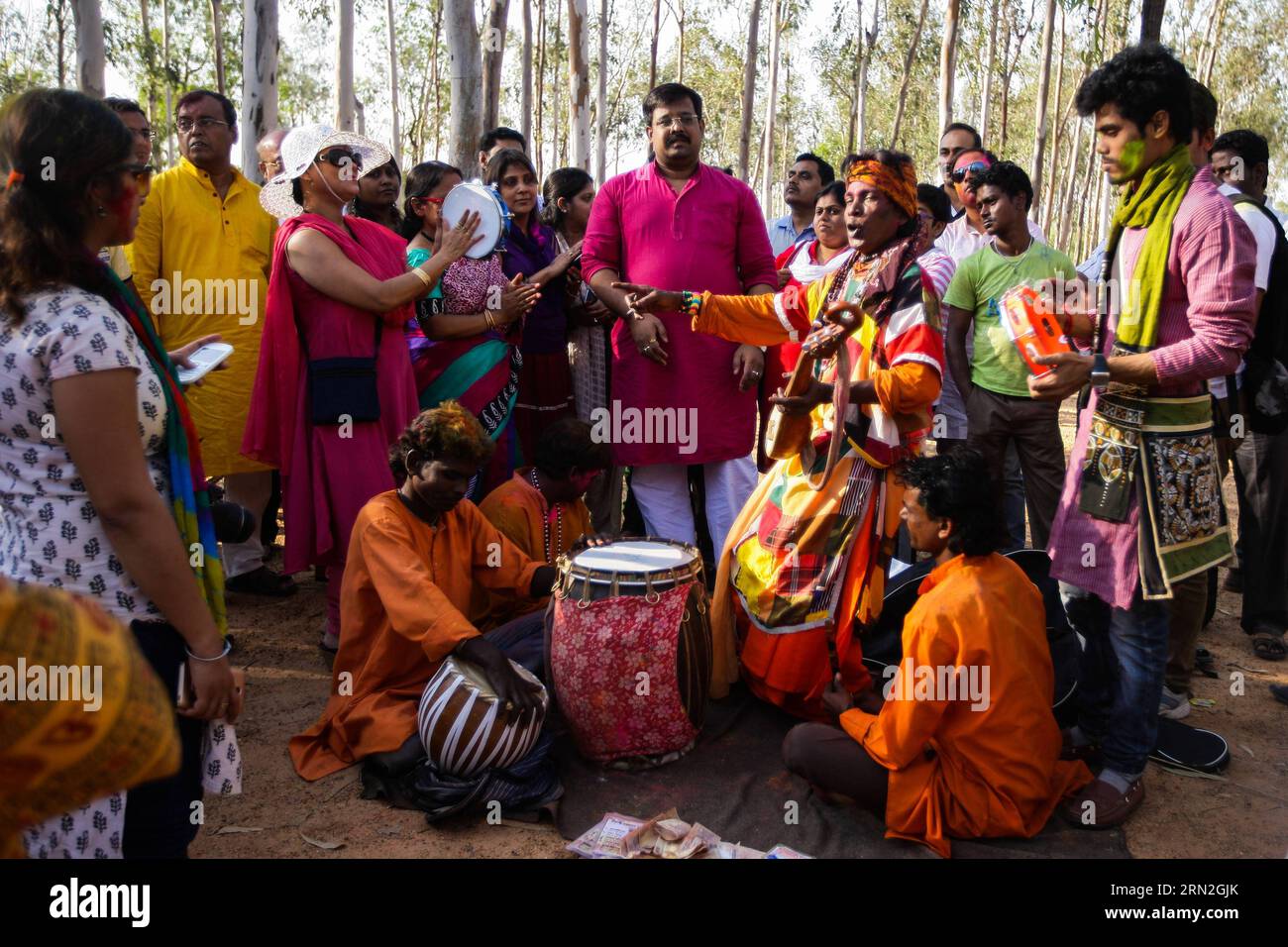 (150306) -- SANTINIKETAN, 6 marzo 2015 -- i Bauls si esibiscono in un mercato in un villaggio vicino a Santiniketan, nel distretto di Birbhum del Bengala Occidentale, India, 6 marzo 2015. I Bauls sono un gruppo di minstrel mistici del Bengala che comprende lo Stato indiano del Bengala occidentale e il Bangladesh. Spesso identificati dai loro abiti distintivi e dagli strumenti musicali, i Bauls sono popolari quando cantano da soli o si esibiscono per le persone. La musica Baul ebbe una grande influenza sulla poesia di Rabindranath Tagore e sulla sua musica. Nel 2005, la tradizione Baul è stata inclusa nella lista dei capolavori del orale e in Foto Stock