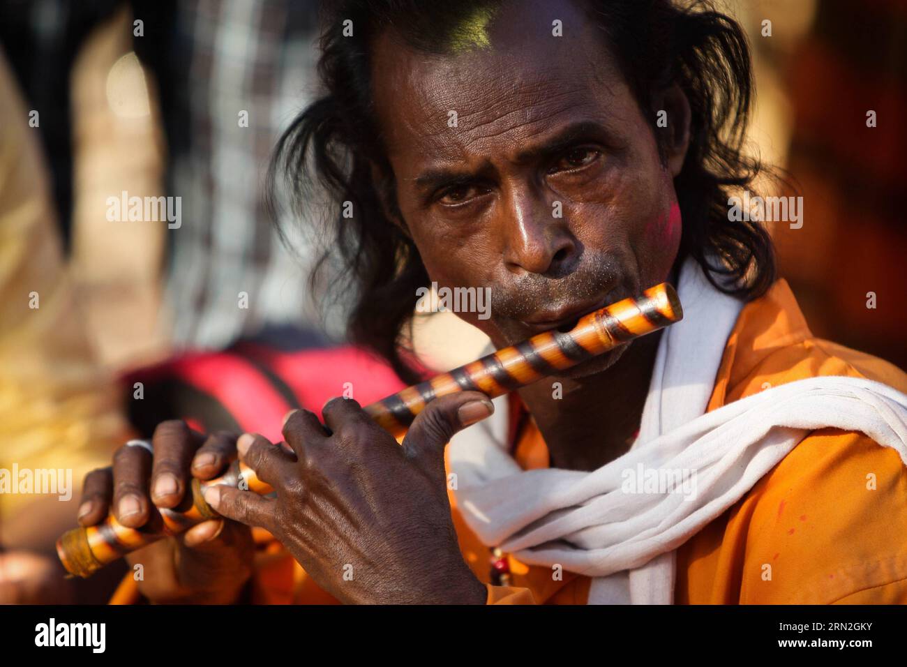 (150306) -- SANTINIKETAN, 6 marzo 2015 -- Un Baul si esibisce in un mercato in un villaggio vicino a Santiniketan, nel distretto di Birbhum del Bengala Occidentale, India, 6 marzo 2015. I Bauls sono un gruppo di minstrel mistici del Bengala che comprende lo Stato indiano del Bengala occidentale e il Bangladesh. Spesso identificati dai loro abiti distintivi e dagli strumenti musicali, i Bauls sono popolari quando cantano da soli o si esibiscono per le persone. La musica Baul ebbe una grande influenza sulla poesia di Rabindranath Tagore e sulla sua musica. Nel 2005, la tradizione Baul è stata inclusa nella lista dei capolavori della musica orale e.. Foto Stock