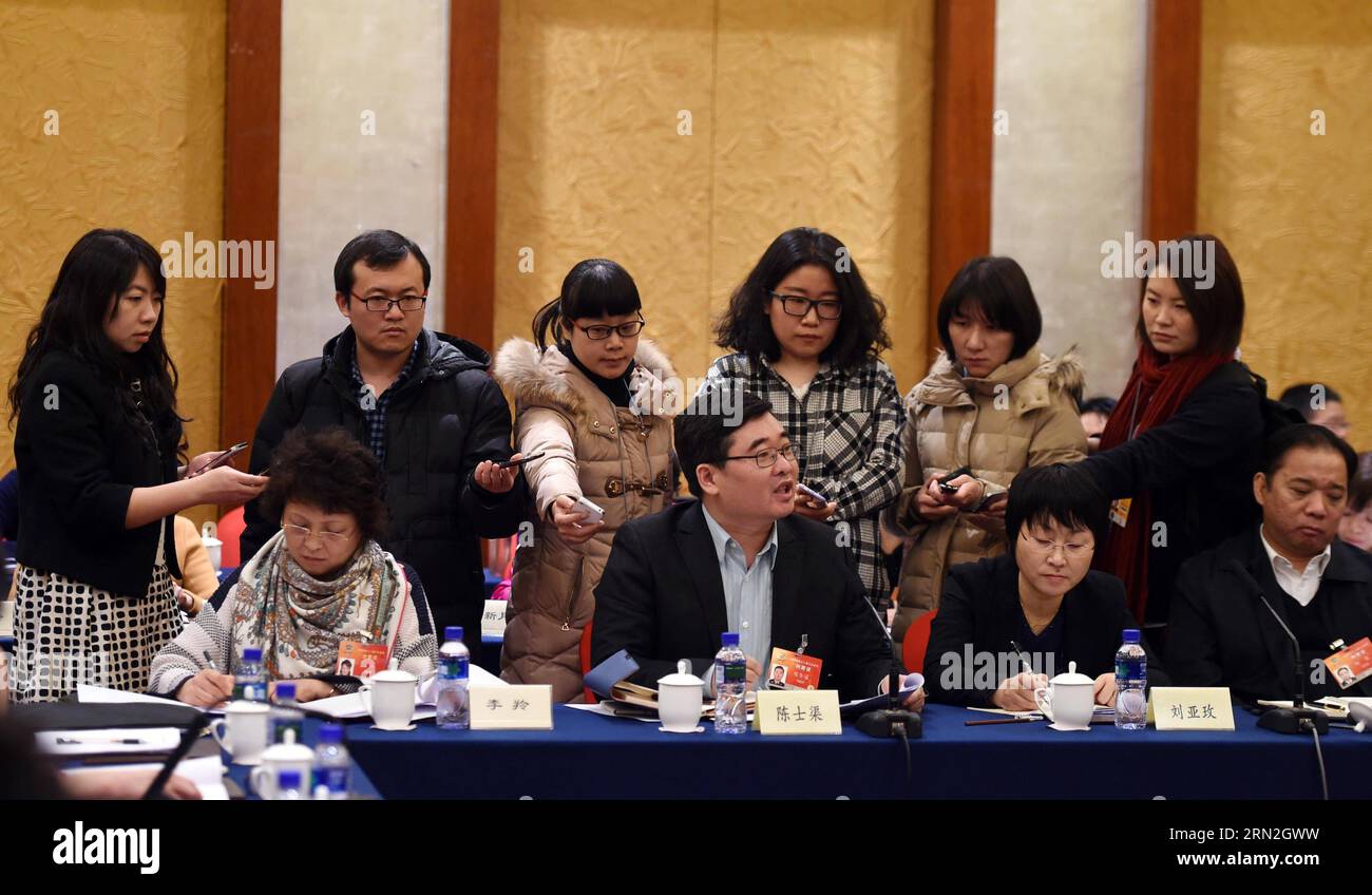 (150307) -- PECHINO, 7 marzo 2015 -- i giornalisti registrano mentre Chen Shiqu (fronte, 2nd L), direttore dell'ufficio anti-traffico del Ministero della pubblica sicurezza cinese, intervenendo in una tavola rotonda della terza sessione del 12° Comitato Nazionale della Conferenza consultiva politica del popolo cinese (CPPCC) dal settore della federazione femminile a Pechino, capitale della Cina, 7 marzo 2015. ) (Yxb) (DUE SESSIONI) CINA-PECHINO-CPPCC-PANEL DISCUSSION(CN) ChenxYehua PUBLICATIONxNOTxINxCHN Pechino 7 marzo 2015 giornalisti registrano mentre Chen Front 2° l Direttore dell'Ufficio per la lotta al traffico di esseri umani di Foto Stock