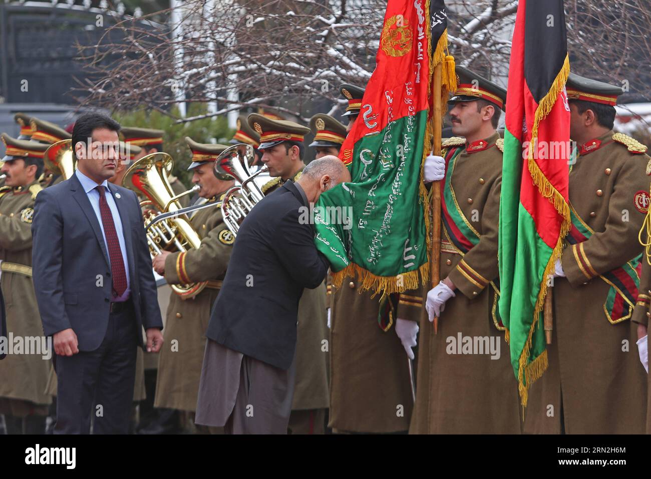 (150307) -- KABUL, 7 marzo 2015 -- il presidente afghano Mohammad Ashraf Ghani (C, fronte) bacia una bandiera durante una cerimonia di inaugurazione di una nuova sessione del parlamento presso il Parlamento di Kabul, Afghanistan, 7 marzo 2015. Mohammad Ashraf Ghani sabato ha descritto il processo di pace nel paese come un programma nazionale, dicendo a tutti gli afghani di avere una pace e una stabilità durature nel corso del quinto anno legislativo dell'Assemblea nazionale del paese. )(dh) AFGHANISTAN-KABUL-PARLAMENTO-NUOVA SESSIONE-INAUGURAZIONE Pool PUBLICATIONxNOTxINxCHN Kabul 7 marzo 2015 Presidente afghano Mohammad Ashraf Gha Foto Stock