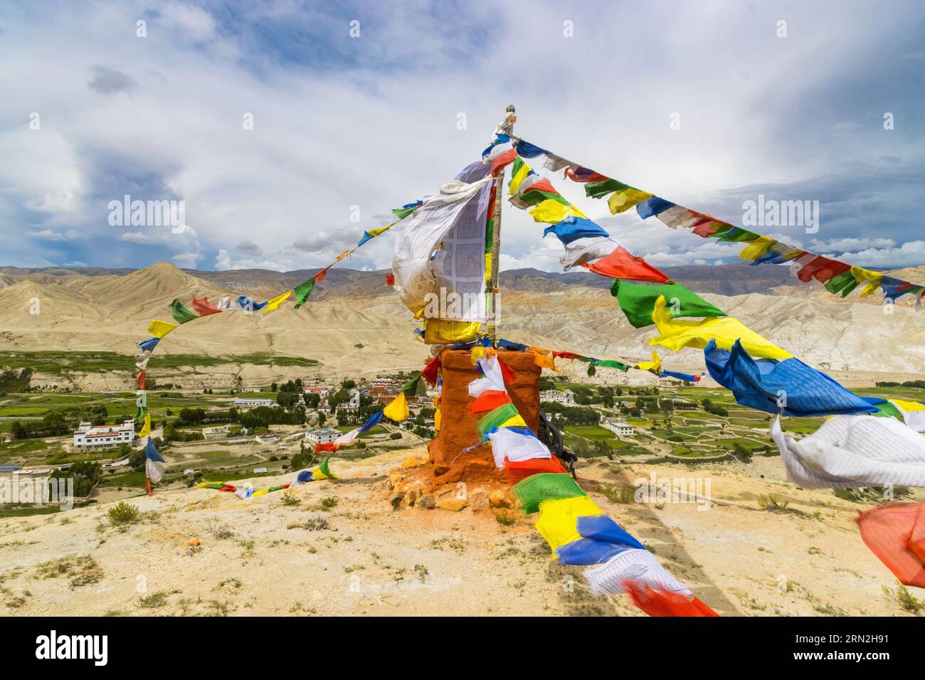 Vista panoramica del Regno di lo Manthang con sfondo verde del deserto tibetano a Mustang del Nepal Foto Stock