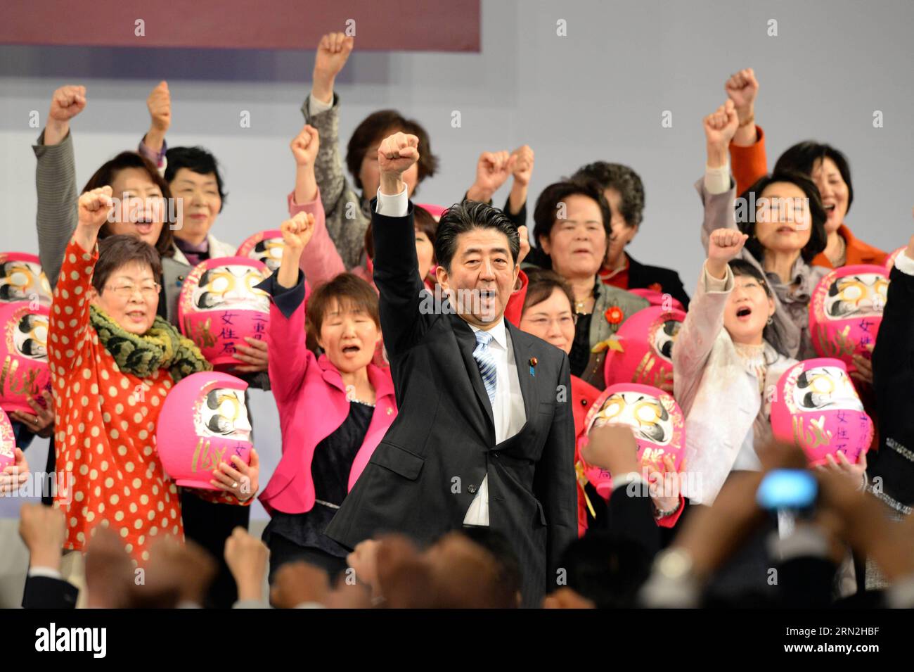 (150308) -- TOKYO, 8 marzo 2015 -- il primo ministro giapponese Shinzo Abe (C, fronte) grida slogan con delegati femminili durante la convention annuale del Partito Liberale Democratico (LDP), a Tokyo, in Giappone, 8 marzo 2015. Il primo ministro giapponese Shinzo Abe ha chiamato domenica per una discussione più approfondita sulla revisione della Costituzione pacifista del Giappone mentre il suo partito al governo Liberal Democratic Party (LDP) teneva la sua convenzione annuale. (Lyi) JAPAN-TOKYO-LDP-ABE MaxPing PUBLICATIONxNOTxINxCHN Tokyo 8 marzo 2015 i primi Ministri giapponesi Shinzo ABE C Front grida slogan con delegazioni femminili durante la Convenzione annuale di Th Foto Stock