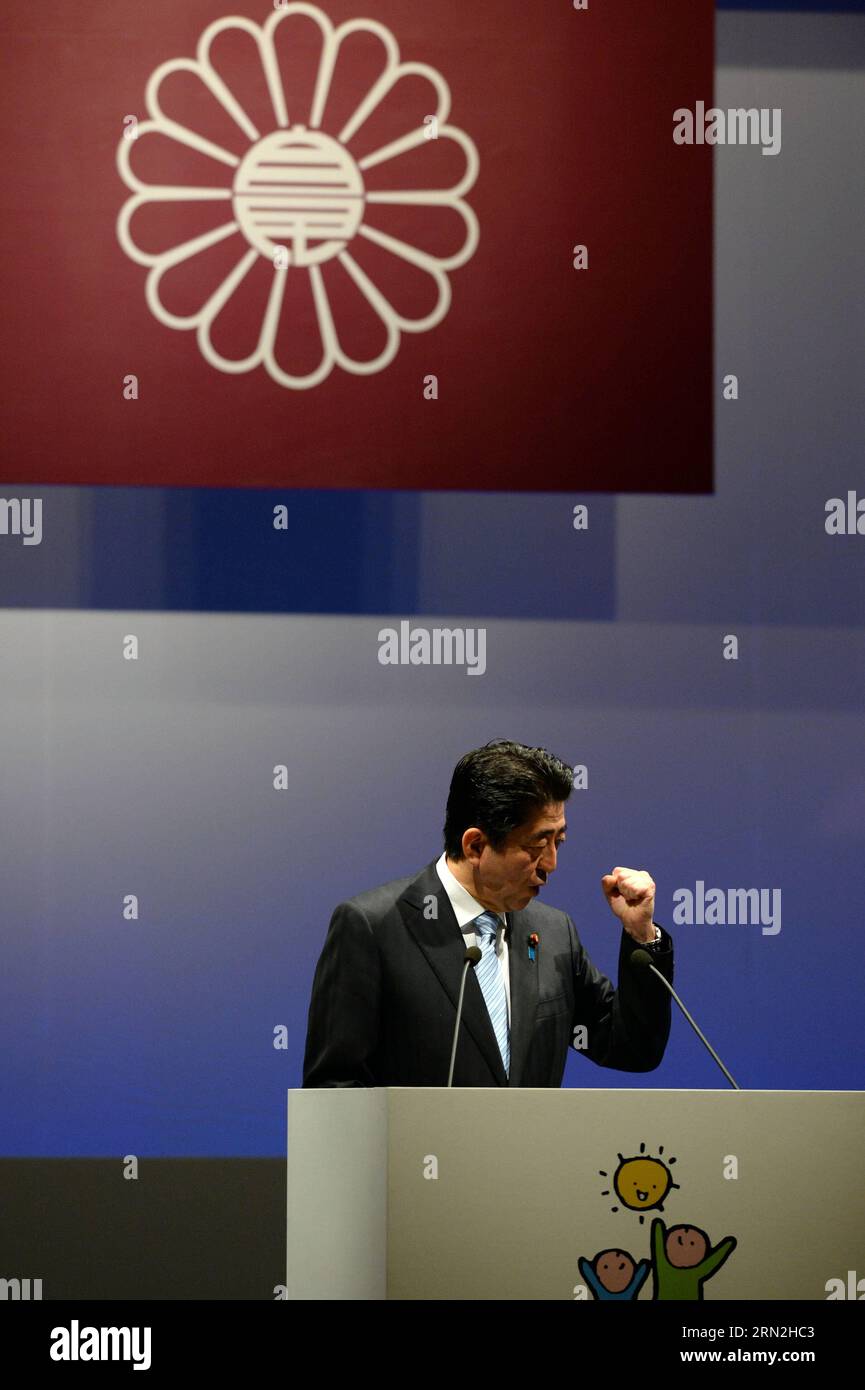 (150308) -- TOKYO, 8 marzo 2015 -- il primo ministro giapponese Shinzo Abe tiene un discorso durante la convenzione annuale del Partito Liberale Democratico (LDP), a Tokyo, in Giappone, 8 marzo 2015. Il primo ministro giapponese Shinzo Abe ha chiamato domenica per una discussione più approfondita sulla revisione della Costituzione pacifista del Giappone mentre il suo partito al governo Liberal Democratic Party (LDP) teneva la sua convenzione annuale. (Lyi) JAPAN-TOKYO-LDP-ABE MaxPing PUBLICATIONxNOTxINxCHN Tokyo 8 marzo 2015 i primi ministri giapponesi Shinzo ABE tengono un discorso durante la Convenzione annuale del Partito Liberale Democratico LDP a Tokyo in Giappone l'8 marzo 201 Foto Stock