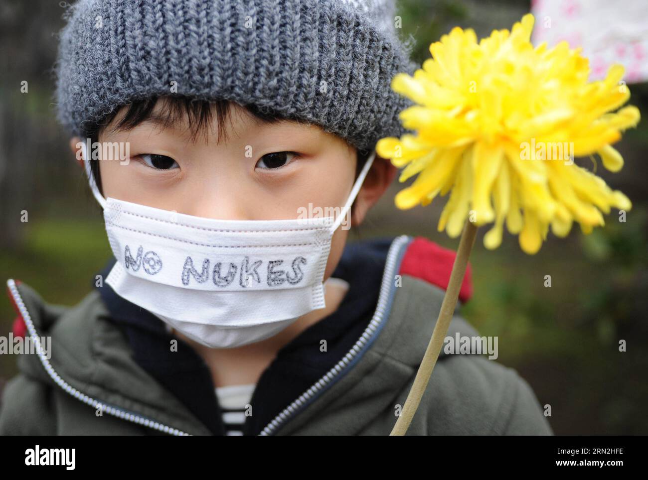 Un ragazzo partecipa a una manifestazione anti-nucleare a Tokyo, capitale del Giappone, l'8 marzo 2015. Migliaia di persone hanno partecipato alla manifestazione in vista del quarto anniversario del disastro presso le centrali nucleari di Fukushima dai-ichi di Tokyo Electric Power Co. ). JAPAN-TOKYO-DEMONSTRATION-ANTI-NUKE Stringer PUBLICATIONxNOTxINxCHN un ragazzo partecipa all'Anti Nuke Rally a Tokyo capitale del Giappone L'8 marzo 2015 migliaia di celebrità hanno partecipato alla dimostrazione in vista del quarto anniversario del disastro ALLE centrali nucleari Fukushima dai Ichi di Tokyo Electric Power Co Foto Stock