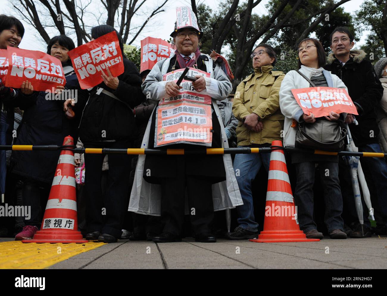 La gente tiene cartelli per protestare contro l'energia nucleare a Tokyo, capitale del Giappone, l'8 marzo 2015. Migliaia di persone hanno partecipato alla manifestazione in vista del quarto anniversario del disastro presso le centrali nucleari di Fukushima dai-ichi di Tokyo Electric Power Co. ). JAPAN-TOKYO-DEMONSTRATION-ANTI-NUKE Stringer PUBLICATIONxNOTxINxCHN celebrità tengono cartelli per protestare contro il nucleare a Tokyo capitale del Giappone L'8 marzo 2015 migliaia di celebrità hanno partecipato alla dimostrazione in vista del quarto anniversario del disastro A Fukushima dai Ichi N di Tokyo Electric Power Co Foto Stock