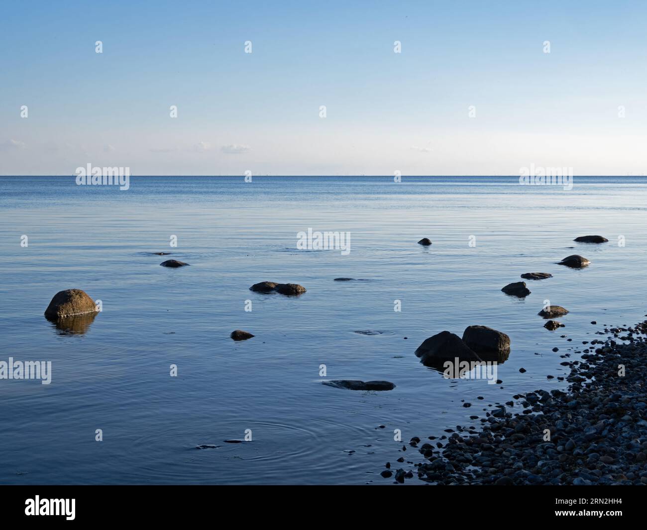 Vista del Mar Baltico al largo dell'isola di Rugen al crepuscolo, Germania Foto Stock