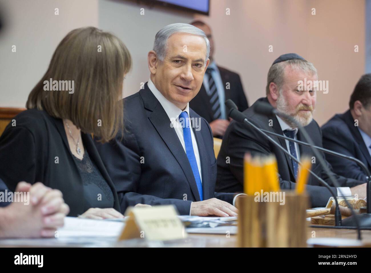 (150309) - GERUSALEMME, 8 marzo 2015 -- il primo ministro israeliano Benjamin Netanyahu (2nd L) presiede la riunione settimanale del gabinetto nel suo ufficio a Gerusalemme, l'8 marzo 2015. Netanyahu ha annunciato domenica che il suo discorso del 2009 che sosteneva la creazione di uno Stato palestinese non era più rilevante, un portavoce del Likud ha detto a Xinhua. /Emil Salman) (zjy) MIDEAST-GERUSALEMME-ISRAELE-PM-2009 DISCORSO- NON PIÙ PERTINENTE JINI PUBLICATIONxNOTxINxCHN Gerusalemme 8 marzo 2015 i primi ministri israeliani Benjamin Netanyahu II l presiede la riunione settimanale del Gabinetto PRESSO il suo ufficio a Gerusalemme L'8 marzo 2015 Netany Foto Stock