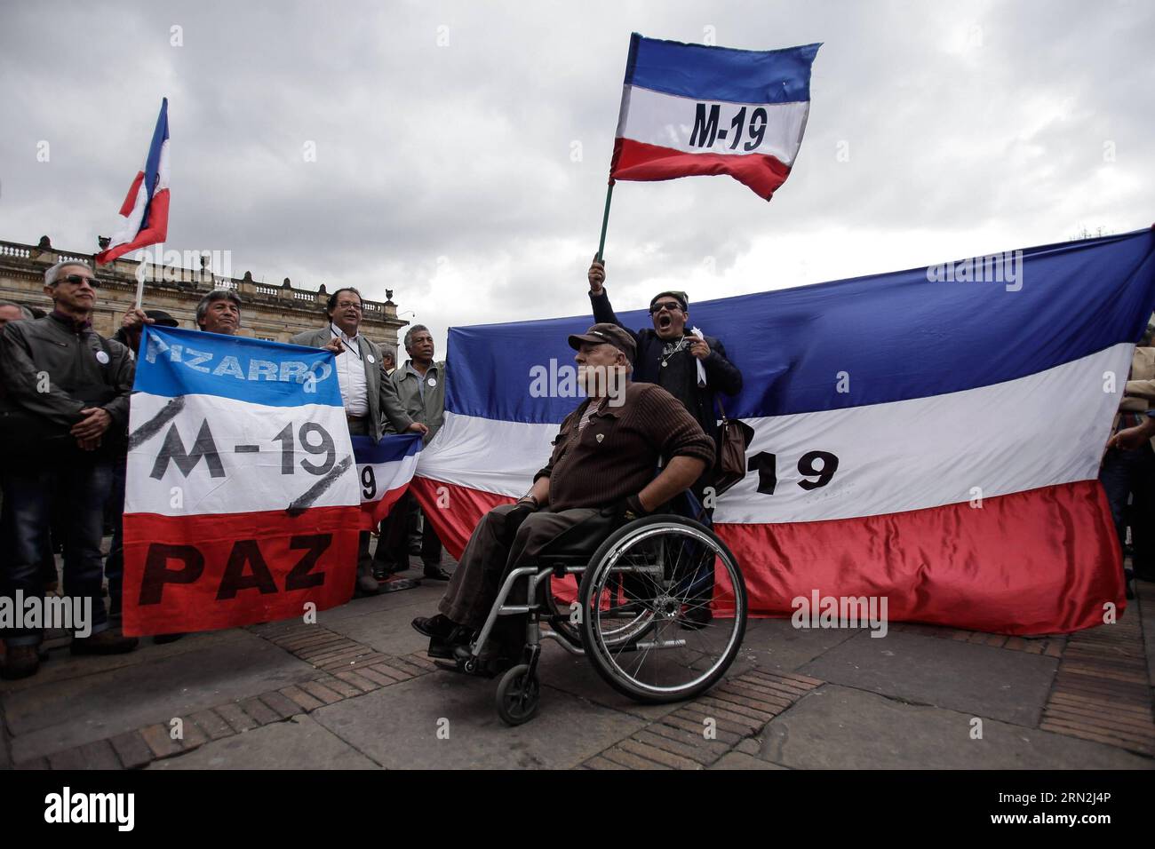 (150310) - BOGOTÀ, 9 marzo 2015 -- i residenti prendono parte alla commemorazione del 25° anniversario della firma dell'accordo di pace tra il governo colombiano e il gruppo M-19 (movimento 19 aprile), nella città di Bogotà, Colombia, il 9 marzo 2015. Secondo la stampa locale, il presidente colombiano Juan Manuel Santos ha esortato le forze armate rivoluzionarie della Colombia (FARC, per il suo acronimo in spagnolo) a seguire l'esempio del disarmo del gruppo M-19, nel contesto della commemorazione del 25° anniversario della firma della pace tra il governo e l'M-19. Jhon Paz) (d Foto Stock
