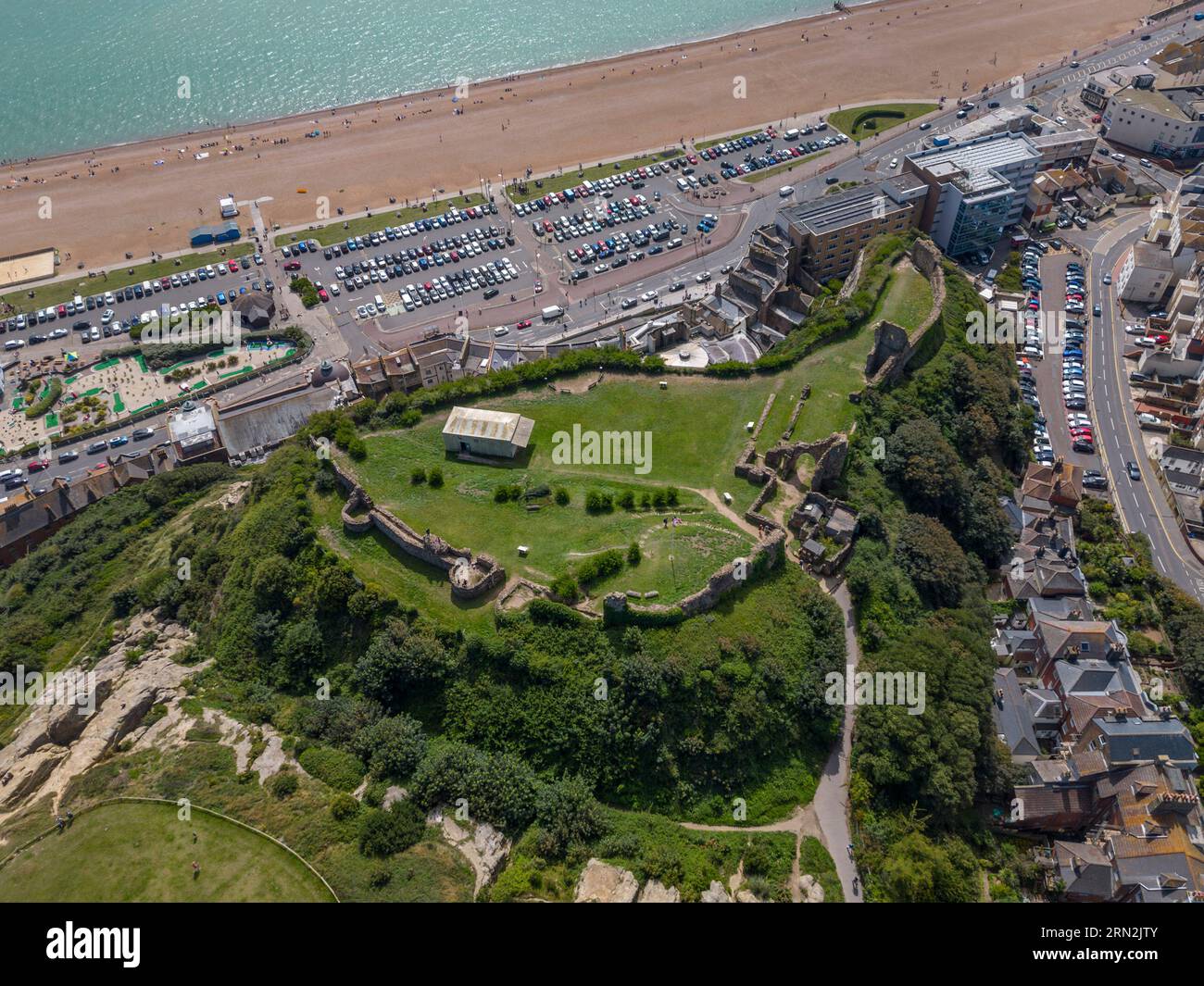 Vista aerea del castello di Hastings e della spiaggia di Hastings, East Sussex, Regno Unito. Foto Stock