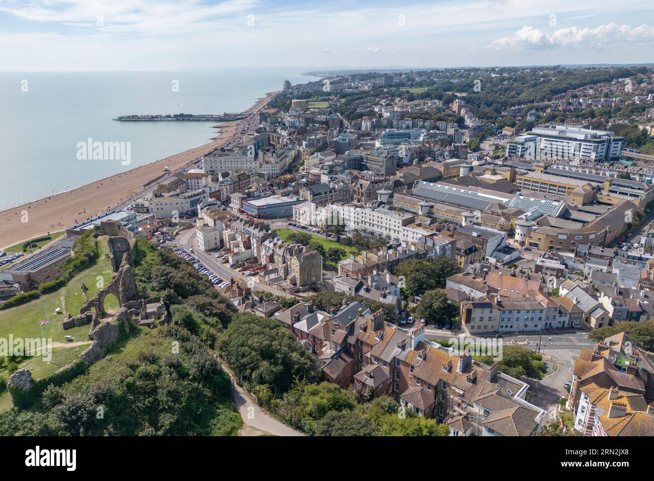 Vista aerea della spiaggia e del molo di Hastings, East Sussex, Regno Unito, vista dall'alto del castello di Hastings. Foto Stock