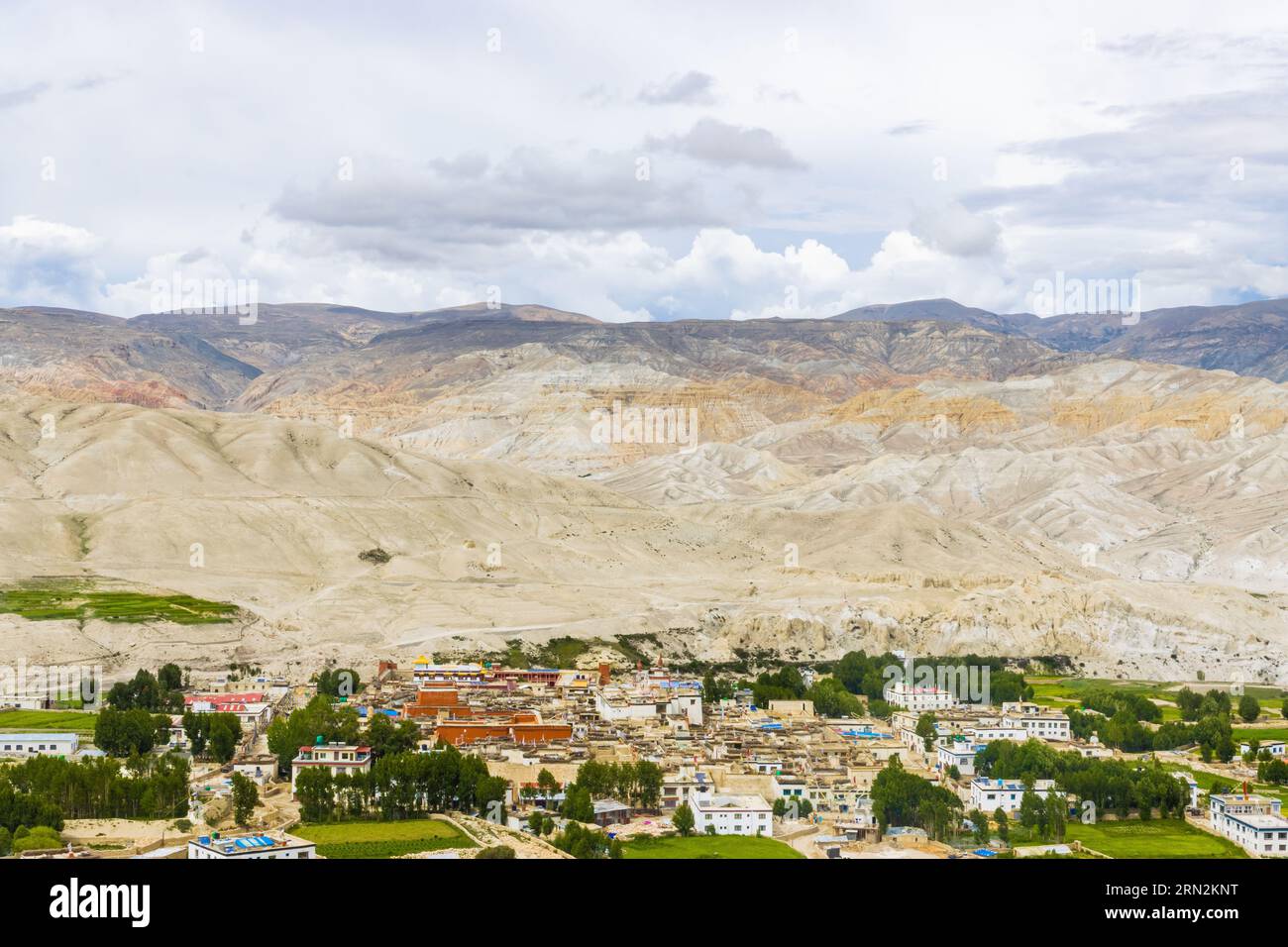 Vista panoramica del Regno di lo Manthang con sfondo verde del deserto tibetano a Mustang del Nepal Foto Stock